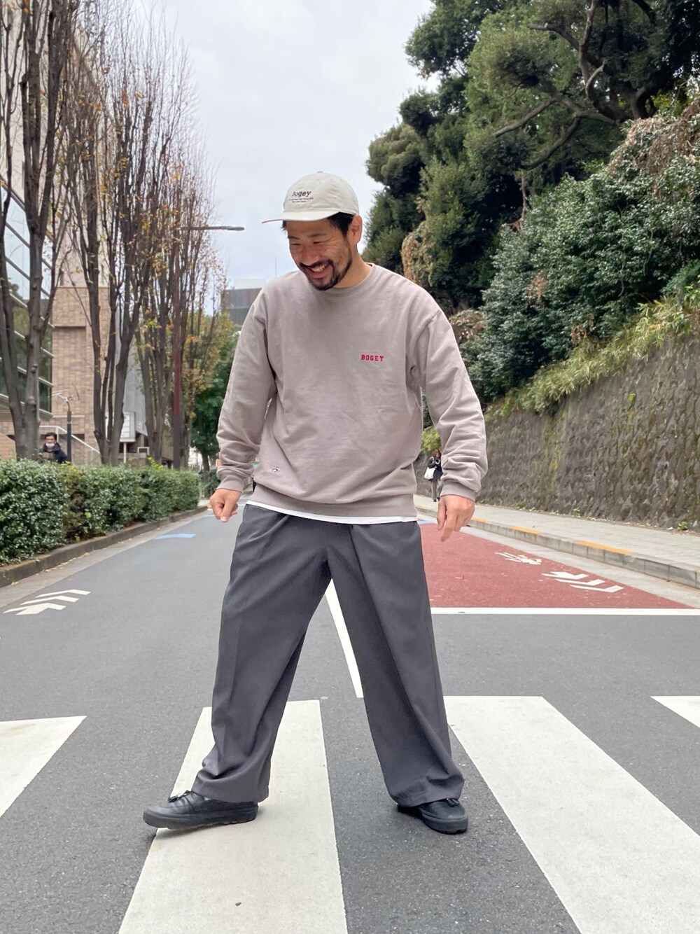 ブルー系のその他パンツ、ブラウン系のスウェットを着用したメンズの冬コーディネートの1枚目の写真