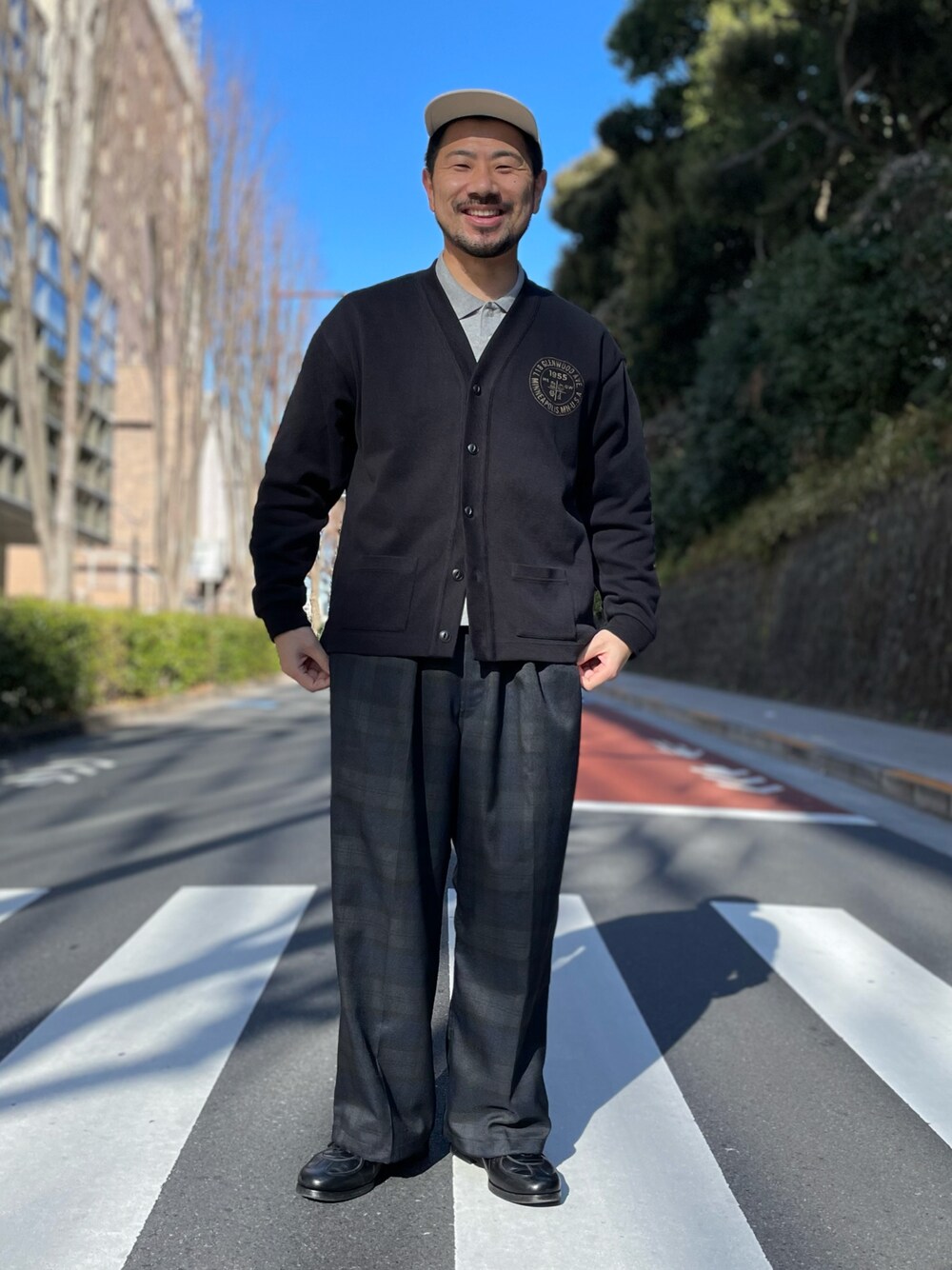 ブルー系のその他パンツ、ブラック系のスニーカー、ブラック系のカーディガン/ボレロを着用したメンズの冬コーディネートの1枚目の写真