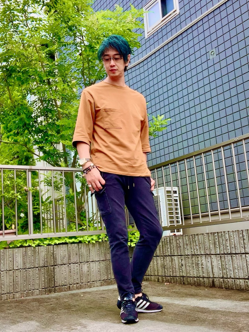 「夏コーデ、メンズファッション、ラフコーデ、夏、Tシャツ、シンプル、リラックススタイル、オーバーサイズ、カーゴスカート、スニーカー、アラフィフ」｜「Happy&Freeのアイテム（スウェットパンツ、ブラウン系）」を使った、ukaさん（メンズ・178cm）の夏コーディネートの1枚目の写真