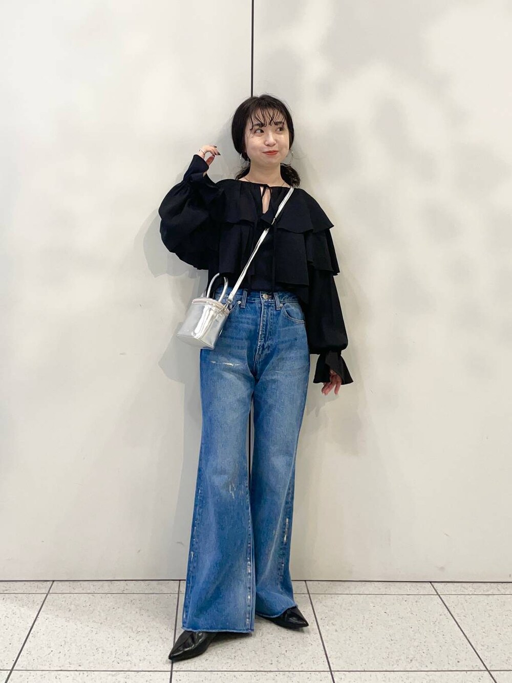 「低身長、カジュアル、着痩せ・細見え、休日コーデ、ママコーデ、ローリーズスタイル_LOWRYS FARM、公認インフルエンサー_LOWRYS FARM、大人女子カジュアル_LOWRYS FARM、デニムパンツ、パンプス、モテ、きれいめ、女子会、女子ウケ、Me%」｜「LOWRYS FARMのメタルバレッタ　265411（バレッタ/ヘアクリップ、シルバー系）」を使った、めめさん（レディース・151cm）の秋コーディネートの1枚目の写真