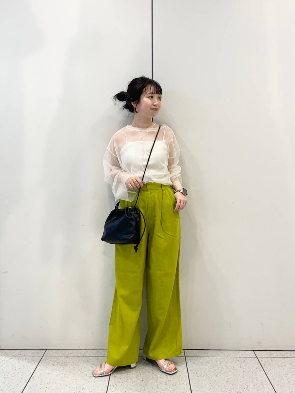 シルバー系のサンダル、ホワイト系のTシャツ/カットソー、グリーン系のスラックスを着用したレディースの春コーディネートの1枚目の写真