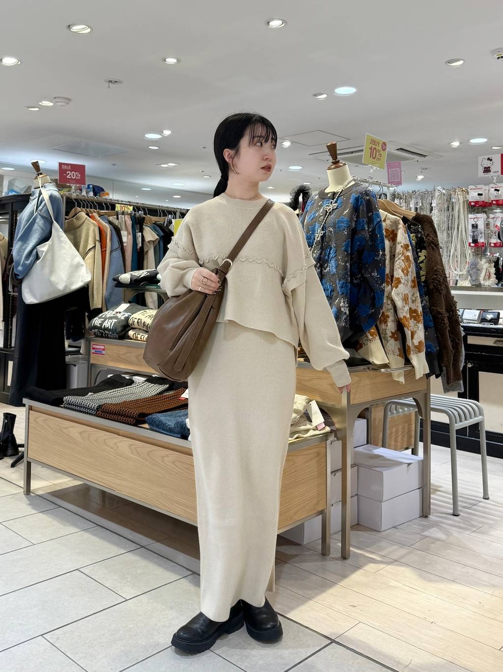 「低身長、冬コーデ、ニット、スカート、ブーツ、セットアップ、楽ちんコーデ、カジュアル、着痩せ・細見え、休日コーデ、ママコーデ、ローリーズスタイル_LOWRYS FARM、公認インフルエンサー_LOWRYS FARM、大人女子カジュアル_LOWRYS FARM、ベーシック/シンプル」｜「LOWRYS FARMのサイドゴアブーツ（ブーツ、ブラック系）」を使った、めめさん（レディース・151cm）の冬コーディネートの1枚目の写真