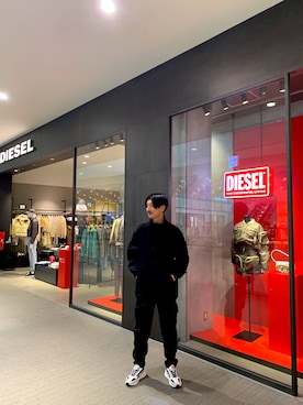 「DIESEL（ディーゼル）のDIESEL SS22 メンズ カーゴパンツ デニム ジョグジーンズ ブラック サステナブル（デニムパンツ）」を使った、Katsuoさん（メンズ・184cm）の冬コーディネート