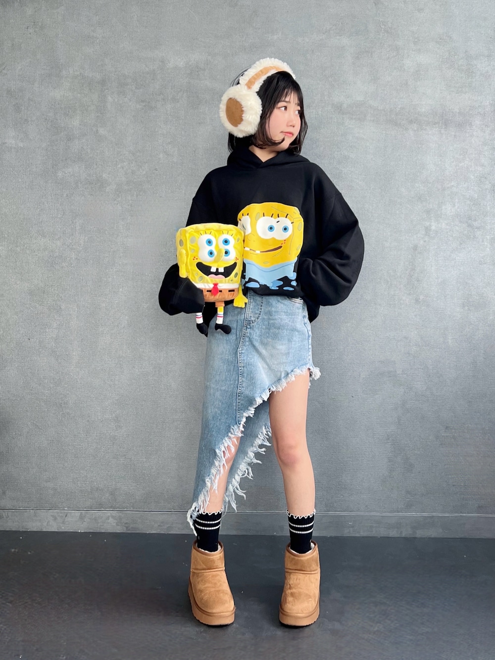 「アーバンチェリー、urban cherry、URBAN CHERRY、UNIQLO、ユニクロ、ジーユー、GU、スポンジボブ、デニム、ムートンブーツ、小学生、キッズコーデ、カジュアル、スカート」｜「UNIQLOのアイテム（パーカー、ブラック系）」を使った、ひなさんさん（骨格ストレート・キッズ・140cm）の冬コーディネートの1枚目の写真