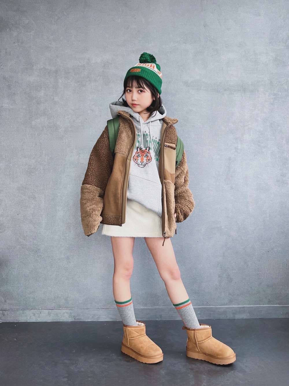 「StyleHinter、GU、GUコーデ、プチプラ、ユニクロ、UNIQLO、ジーユー、UNIQLOコーデ、stranger things、ストレンジャーシングス、カジュアル、スカート」｜「GUのアイテム（帽子、グリーン系）」を使った、ひなさんさん（キッズ・140cm）の冬コーディネートの1枚目の写真