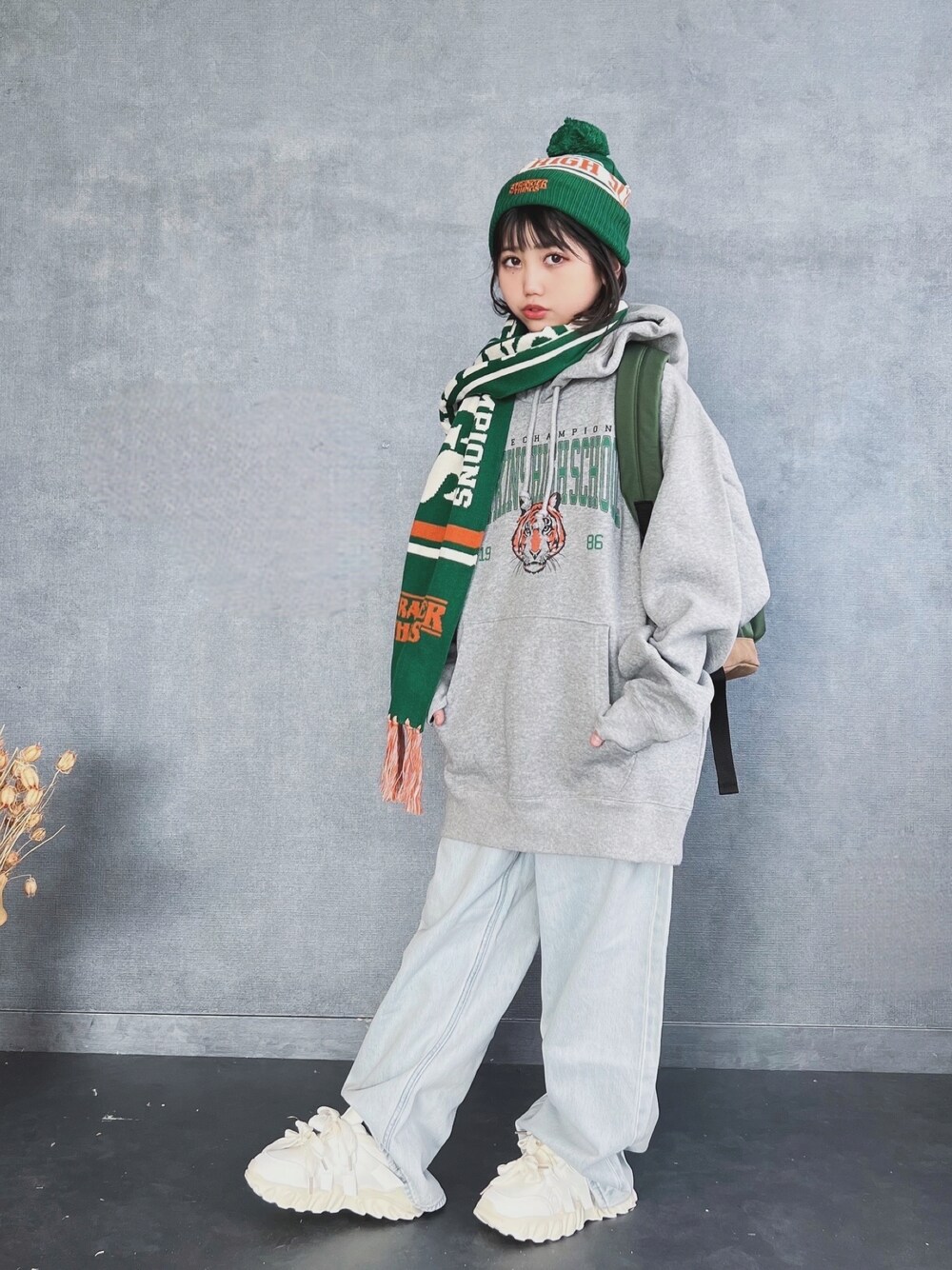 「マフラー、デニム、小学生、UNIQLO、ユニクロ、ジーユー、GU、GUコーデ、プチプラ、stranger things、ストレンジャーシングス、冬コーデ」｜「GUのアイテム（パーカー、グレー系）」を使った、ひなさんさん（キッズ・140cm）の冬コーディネートの1枚目の写真