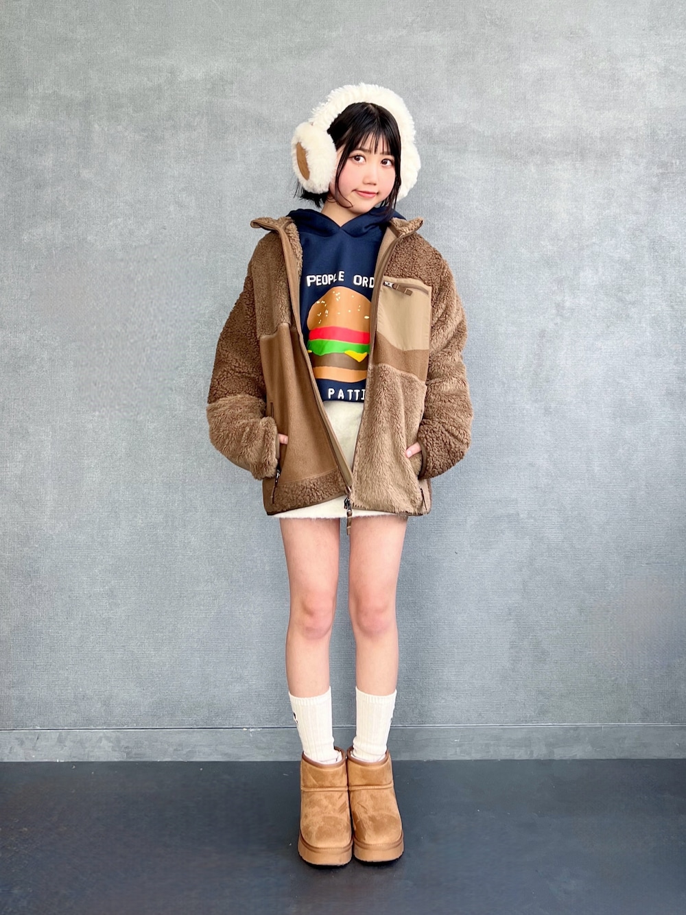 「ユニクロ、UNIQLO、スポンジボブ、PINK-latte(PINK-latte)、urban cherry、アーバンチェリー、プチプラ、イヤマフ、ムートンブーツ、小学生、キッズコーデ、スカート」｜「UNIQLOのアイテム（パーカー、ブルー系）」を使った、ひなさんさん（骨格ストレート・キッズ・140cm）の冬コーディネートの1枚目の写真
