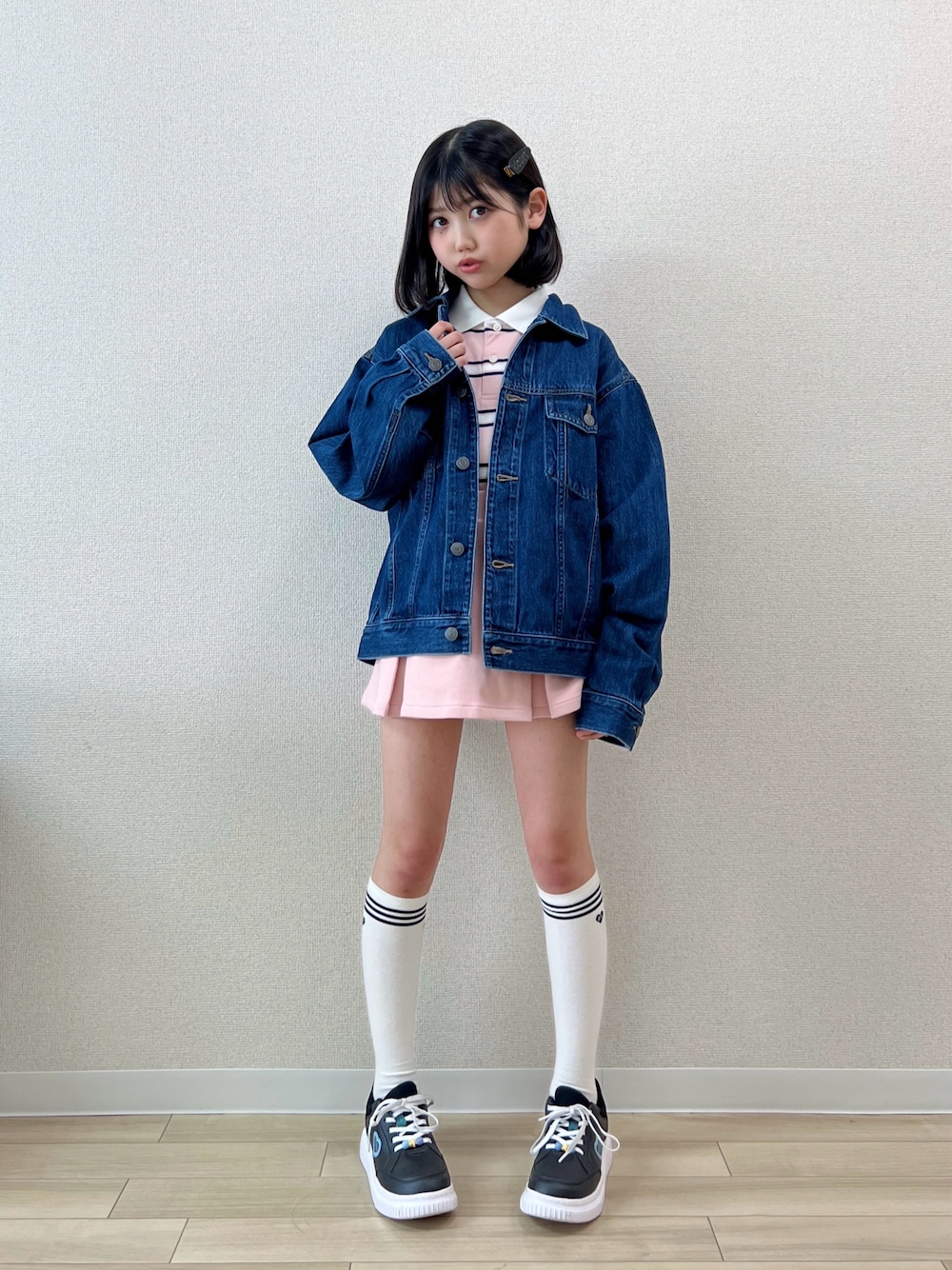 「ミニスカート、春コーデ、キッズコーデ、ユニクロ、ユニクロコーデ、UNIQLO、デニム、デニムジャケット、小学生、プチプラ」｜「UNIQLOのアイテム（デニムジャケット、ブルー系）」を使った、ひなさんさん（骨格ストレート・キッズ・140cm）の冬コーディネートの1枚目の写真