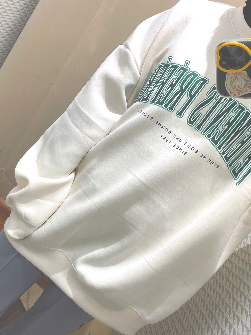 「春服みてみて、春コーデ、カジュアル、シンプル、プチプラコーデ、ゆるコーデ、はるかつくりました、earth music&ecology」｜「earth music&ecologyのカレッジロゴプルオーバー＊（スウェット、ホワイト系）」を使った、ぴよさん（レディース・155cm）の春コーディネートの1枚目の写真