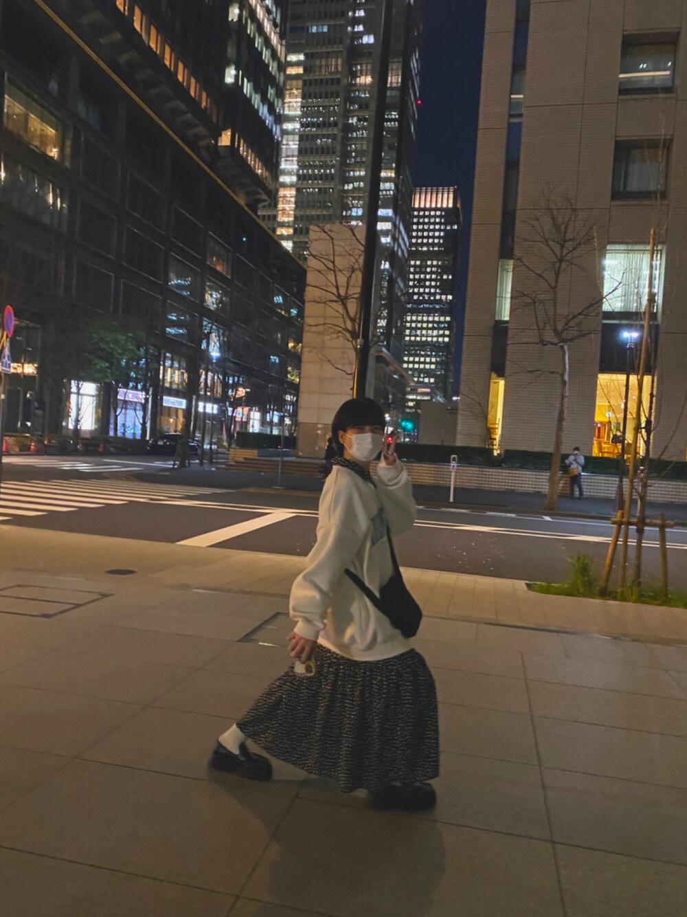 「春服みてみて、プチプラ、ロングワンピース、ティアード、スウェット、プルオーバー、earth music&ecology、はるかつくりました、カジュアル、ローファー、厚底ローファー、身長のびろ」｜「earth music&ecologyのカレッジロゴプルオーバー＊（スウェット、ホワイト系）」を使った、ぴよさん（レディース・155cm）の春コーディネートの1枚目の写真