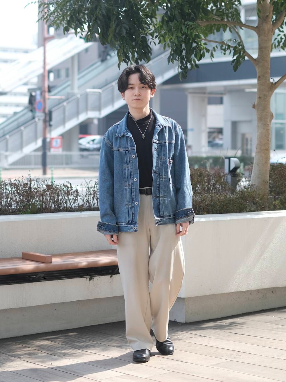 「デニム、革靴、Levi's、デニムジャケット、urstore」｜「SENSE OF PLACE by URBAN RESEARCHの『イージーケア/セットアップ対応』ダブルタックワイドスラックス（スラックス、ベージュ系）」を使った、Takuyaさん（メンズ・164cm）の春コーディネートの1枚目の写真