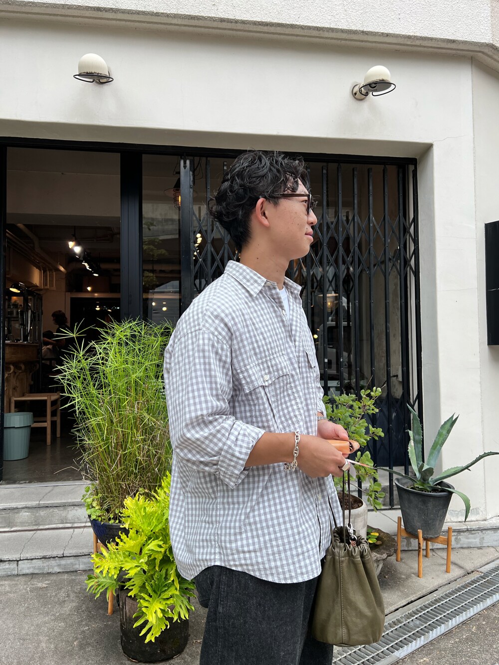 「メンズファッション、休日コーデ、おしゃれさんと繋がりたい、おしゃれになりたい、ポータークラシック、サングラス、休日スタイル、シェーヌダンクル」｜「PORTER CLASSICのPorter Classic×JS / ポータークラシック別注 : ロールアップ ギンガム シャツ#（シャツ/ブラウス、グレー系）」を使った、みちーさん（メンズ・171cm）の秋コーディネートの1枚目の写真