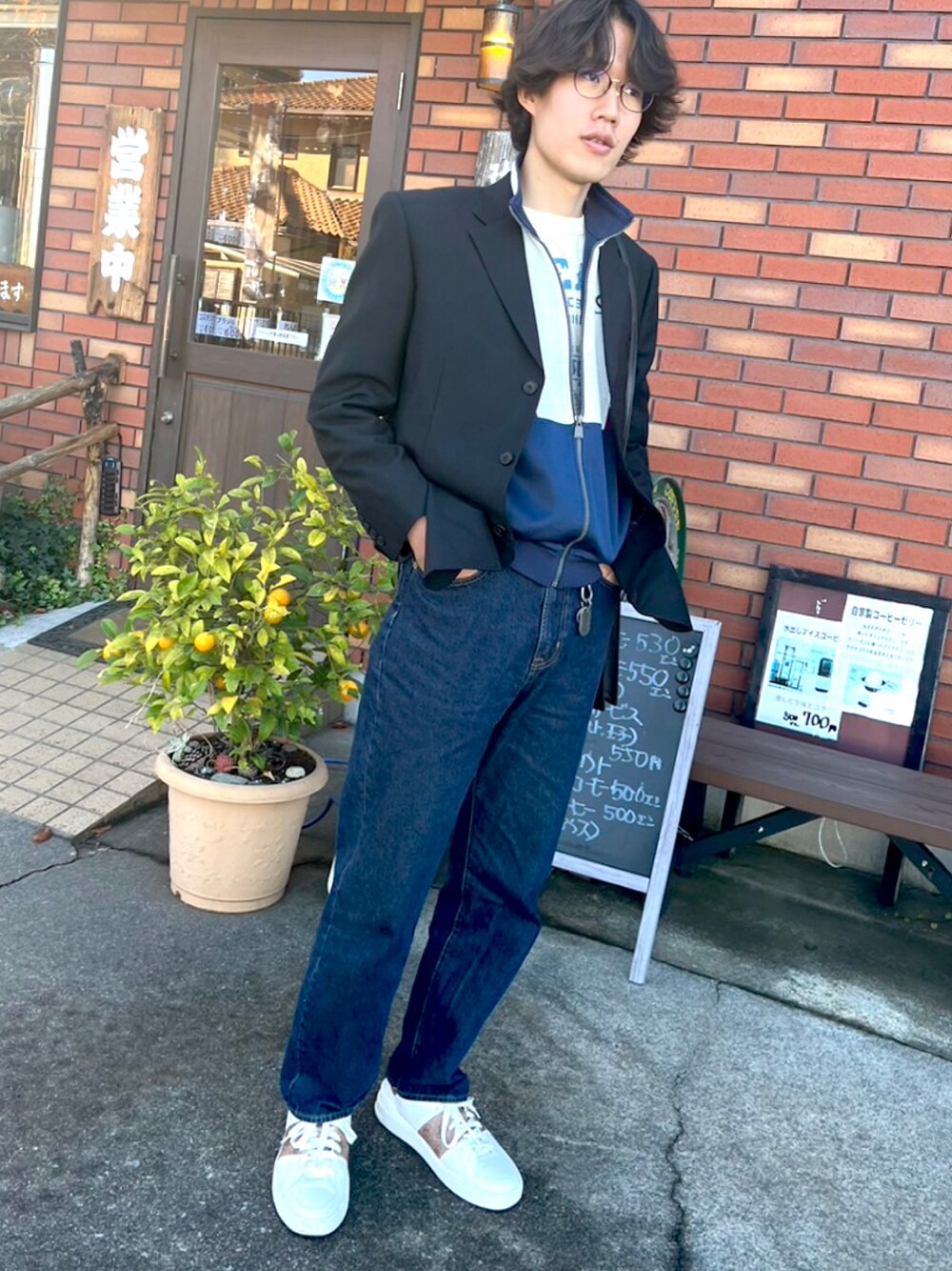ホワイト系のスニーカー、ホワイト系のジャージ、ホワイト系のスウェットを着用したメンズの冬コーディネートの1枚目の写真