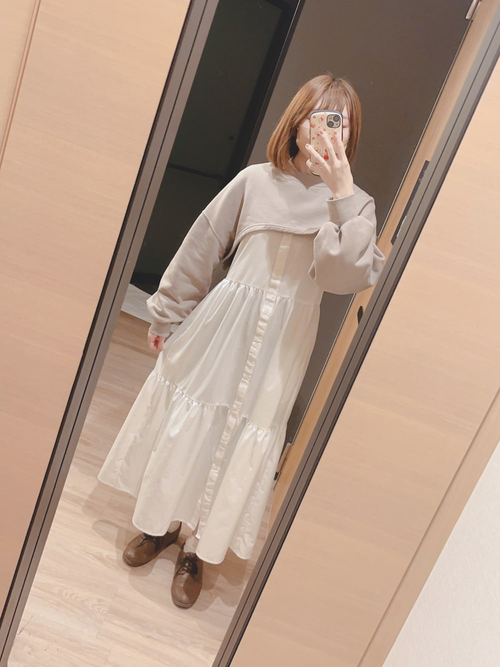 ベージュ系のその他トップス、ホワイト系のシャツワンピースを着用したレディースの春コーディネートの1枚目の写真