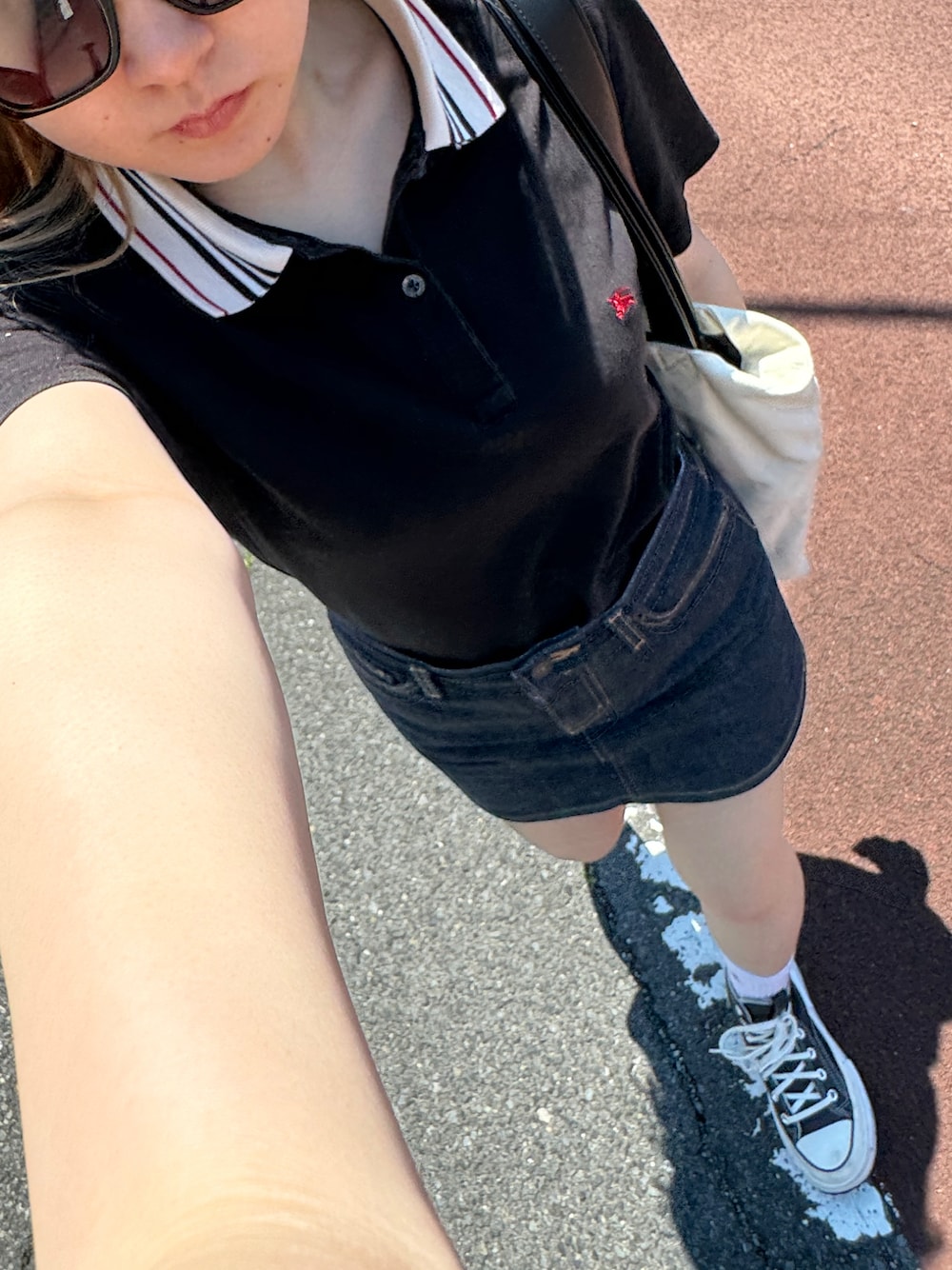 「雨の日コーデ、夏ファッション、夏服、スポーツミックス、厚底シューズ、スニーカーコーデ、サングラス、ポロシャツ」｜「CONVERSEのconverse コンバース ALL STAR OLIVE GREEN LEATHER HI (オールスターオリーブグリーンレザーHI) 1SC616（スニーカー、ブラック系）」を使った、matcha さん（骨格ウェーブ・レディース・153cm）の夏コーディネートの1枚目の写真