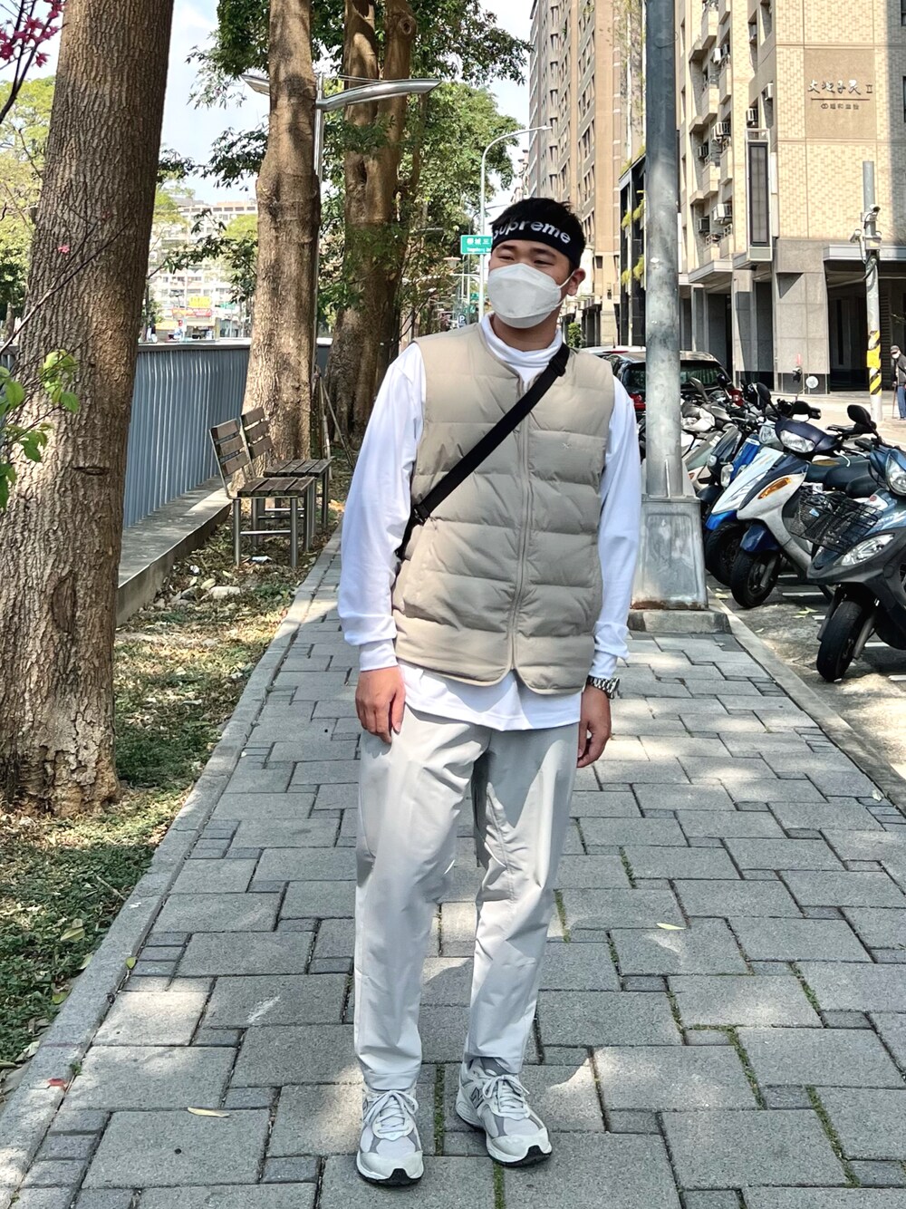 「日系穿搭、穿搭、ootd、ootdtw、New Balance、Supreme x NIKE、snow peak、街拍、日系」｜「Supreme のアイテム（ヘアアクセサリー、ブラック系）」を使った、Cheng Yunさん（メンズ・165cm）の春コーディネートの1枚目の写真