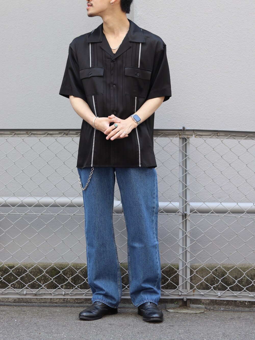 「カジュアル、カイキンシャツ、開襟シャツ、切り替え、ストライプシャツ、ストライプ、デニムパンツ、デニムコーデ、ルイス(Lui's)、CLANE、CLANEHOMME、クラネ(CLANE)、シャツコーデ、夏コーデ、シャツスタイル」｜「Lui'sの【SILLIS / シリス】ストライプ切替シャツ（シャツ/ブラウス、ブラック系）」を使った、タケダさん（メンズ・170cm）の春コーディネートの1枚目の写真