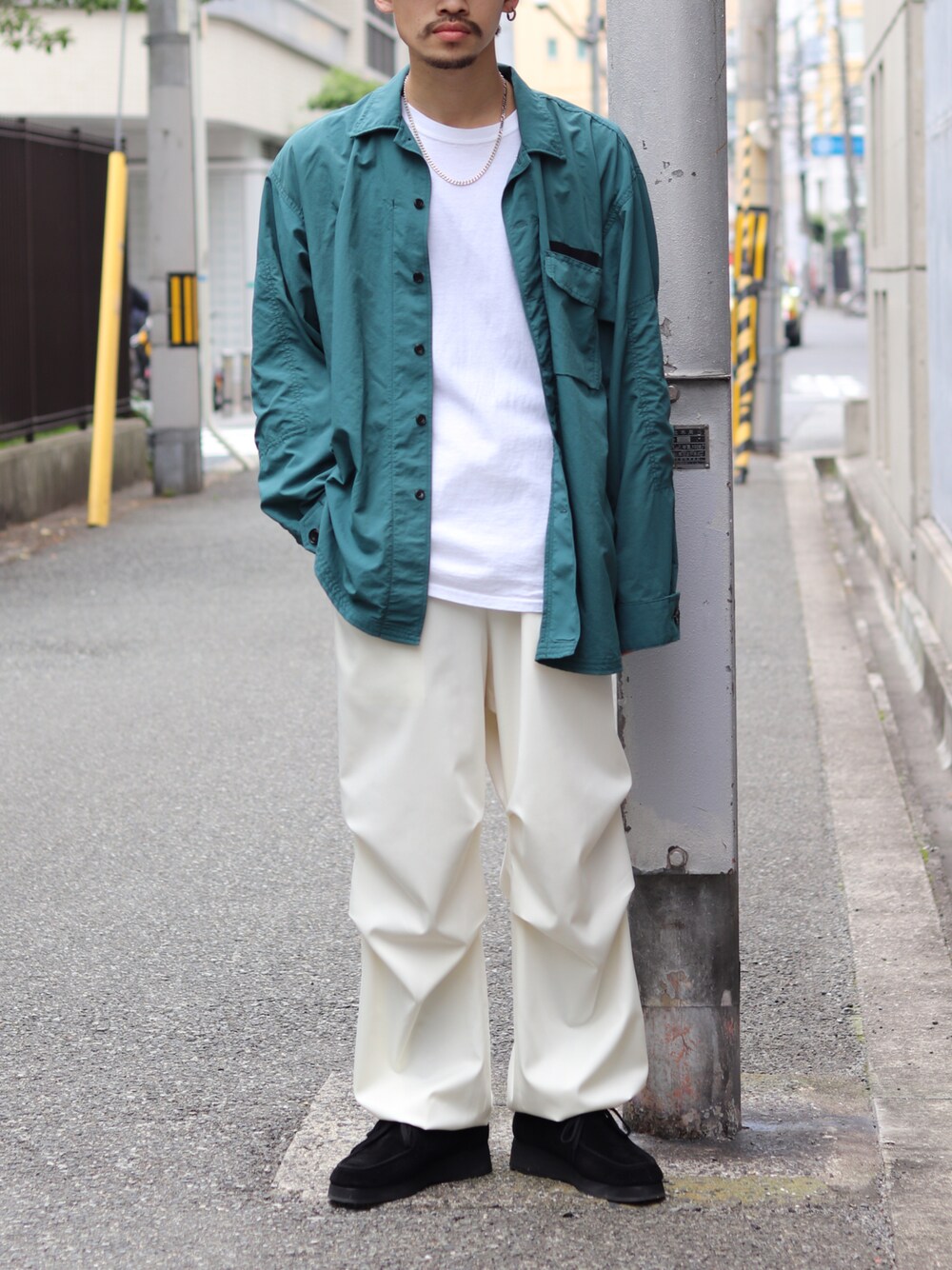 「カジュアルコーデ、白パンツ、白パン、ホワイトパンツ、スノーパンツ、ミリタリーパンツ、ミリタリーコーデ、BDU、BDシャツ、グリーンコーデ、シャツスタイル、シャツコーデ、シャツ好き集まれ、春夏コーデ、ミリタリーシャツ」｜「ESSAYのアイテム（シャツ/ブラウス、グリーン系）」を使った、タケダさん（メンズ・170cm）の春コーディネートの1枚目の写真