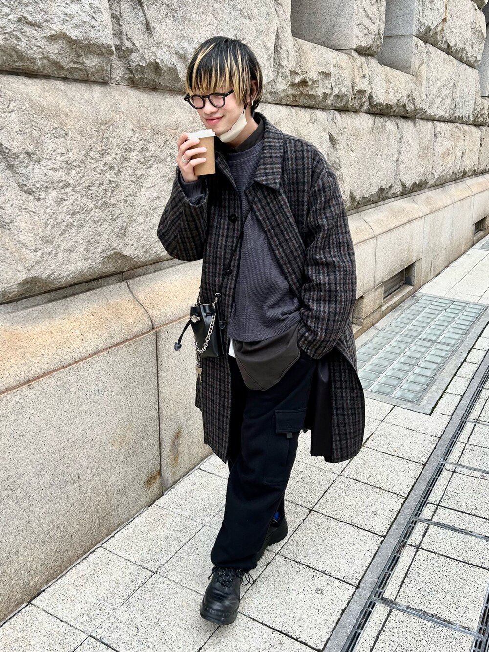 「ロングコート、ステンカラーコート、チェック柄に恋してる、チェックコート、グレーコート、CLANEHOMME、CLANE、サーマル、レイヤードスタイル、レイヤードコーデ、スウェットパンツ、カーゴパンツ、kiko kostadinov、カジュアルコーデ、冬コーデ」｜「CLANEのアイテム（ステンカラーコート、ブラック系）」を使った、タケダさん（メンズ・170cm）の冬コーディネートの1枚目の写真