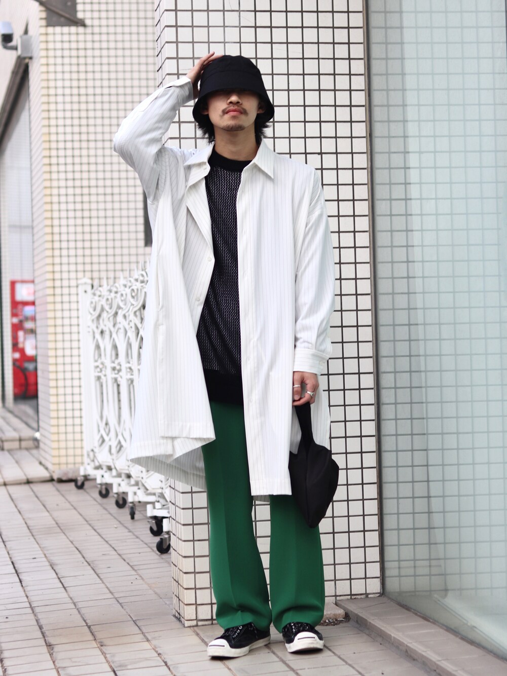 「キレイめ、カラーパレット、フレアパンツ、カラーパンツ、グリーン、グリーンコーデ、グリーンパンツ、シロシャツ、白シャツ、白シャツコーデ、ルイス(Lui's)、バケハ、バケットハット、メッシュニット、メッシュトップス」｜「Lui'sのストライプサイドスリット ビッグシルエット シャツコート（シャツ/ブラウス、ホワイト系）」を使った、タケダさん（メンズ・170cm）の冬コーディネートの1枚目の写真