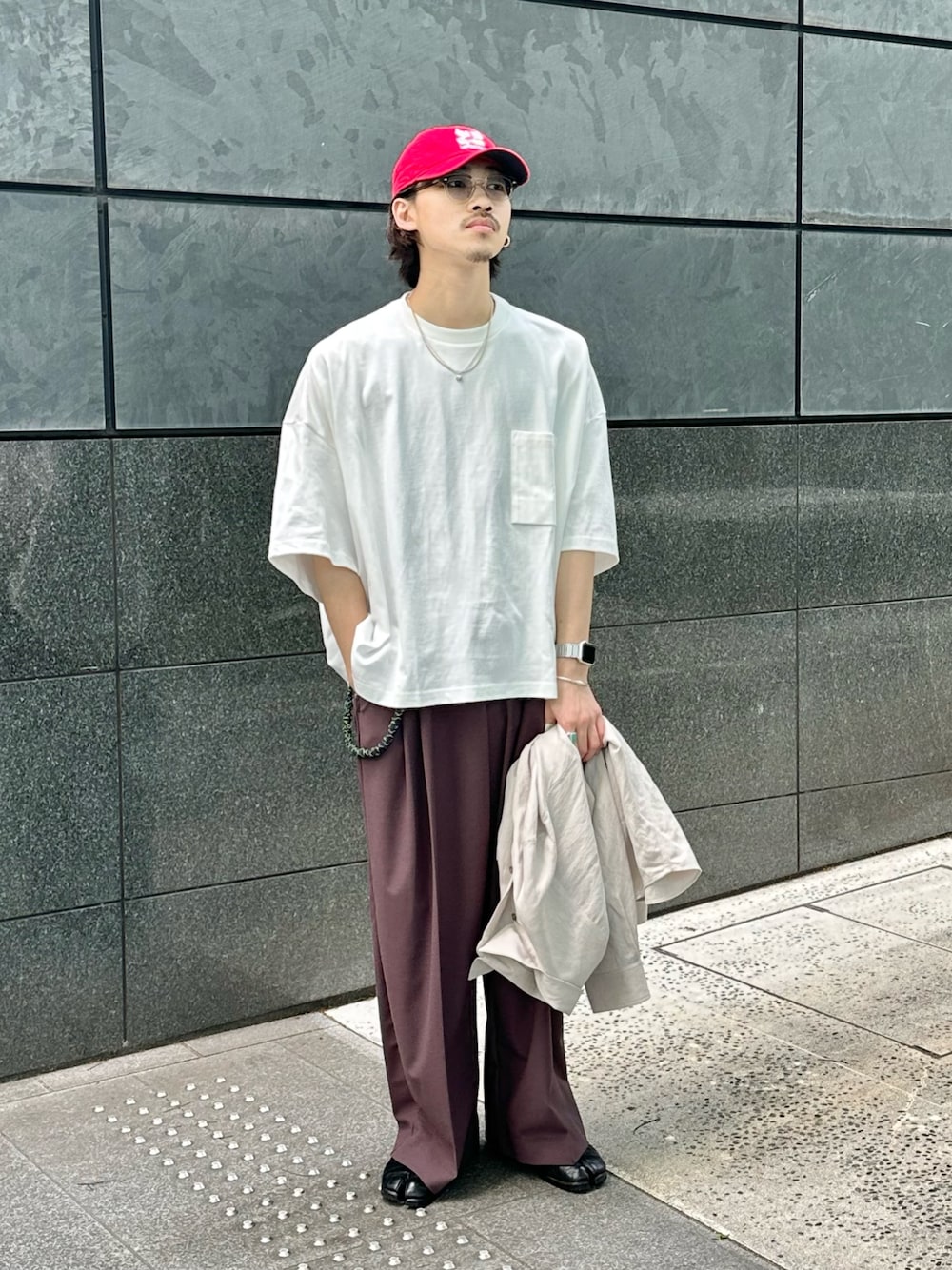 「最近のいい感じコーデ、メガネ男子、春夏コーデ、キャップ、シンプルコーデ、きれいめカジュアル、今日のコーデ、メンズファッション、シンプル、夏ファッション、メンズコーデ、大人コーデ、ルイス(Lui's)、白Tシャツ、白T」｜「ITTIのデザインポケ半袖T ITTI exclusive for Lui's（Tシャツ/カットソー、ホワイト系）」を使った、タケダさん（骨格ストレート・メンズ・170cm）の春コーディネートの1枚目の写真