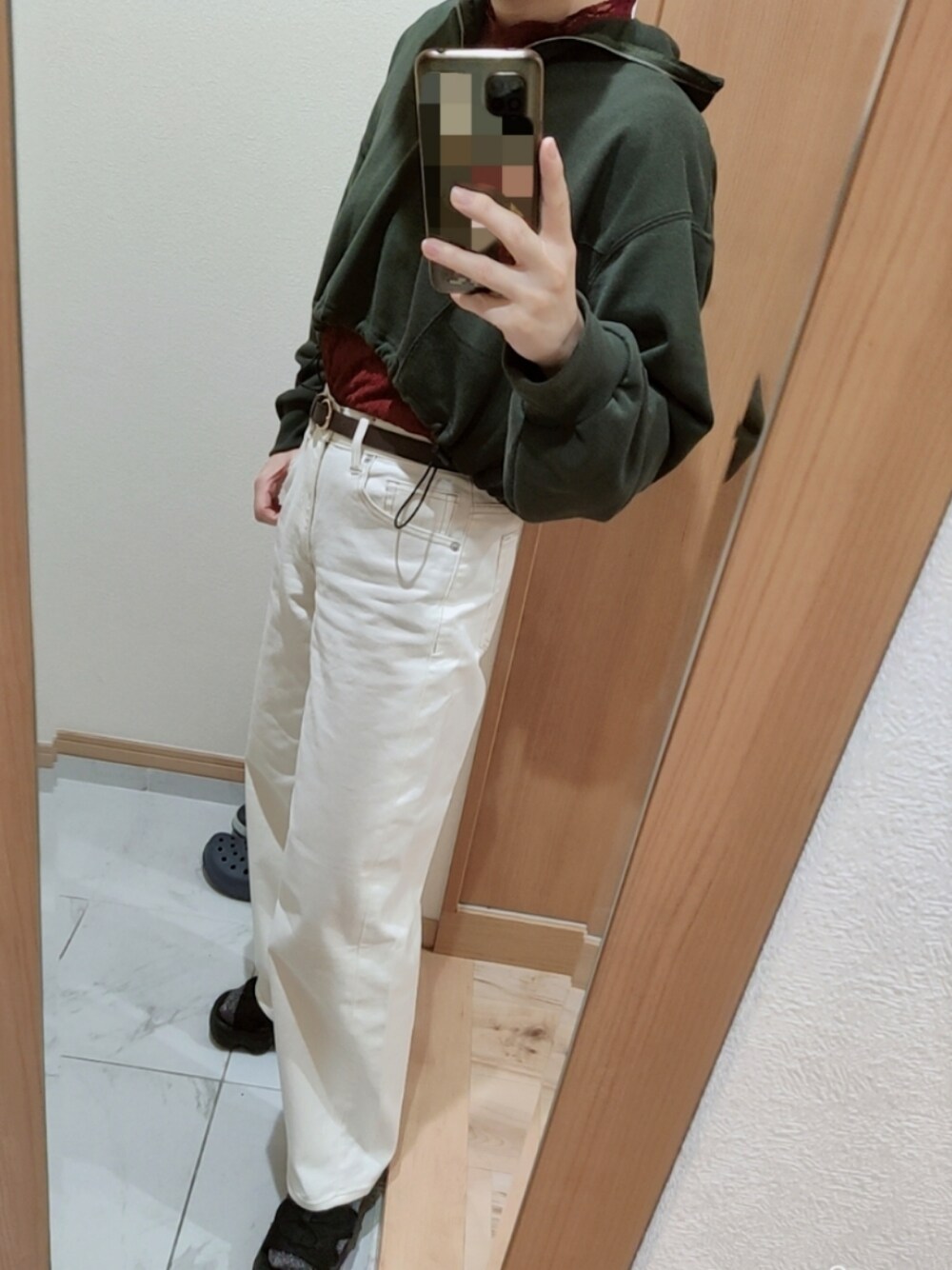 「休日コーデ、春コーデ、白パンツ、エアマックスココ」｜「GUのアイテム（パンツ、ホワイト系）」を使った、asmrsさん（レディース・158cm）の春コーディネートの1枚目の写真