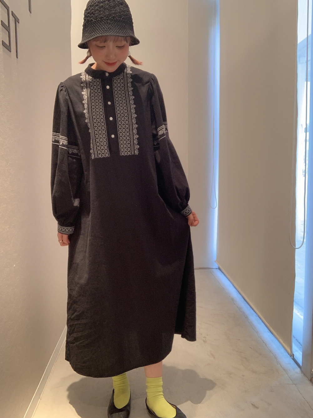 「Lugnoncureの刺繍ワンピース（ワンピース、ブラック系）」を使った、3人年子のママさんさん（レディース・160cm）の春コーディネートの1枚目の写真