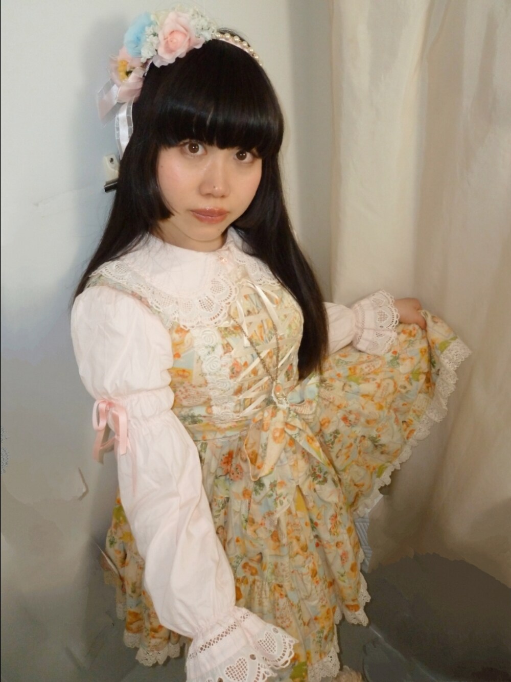 「お花、造花、BABY, THE STARS SHINE BRIGHT、黒髪、姫カット、プードルファー、五分袖、丸襟、天使柄、innocent world、MARBLE(大文字の方)、ベージュ×ピンク、ロリータ、ロリィタ、フライトコーデ」｜「MARBLE(大文字の方)のMARBLE(リメイク)/バラ付きロマンティック時計ネックレス(ゴールド×白レース)（ネックレス、ゴールド系）」を使った、✞𝔪𝖎𝖈𝖍𝖊𝖙𝖙𝖊✞さん（骨格ストレート・レディース・162cm）の秋コーディネートの1枚目の写真