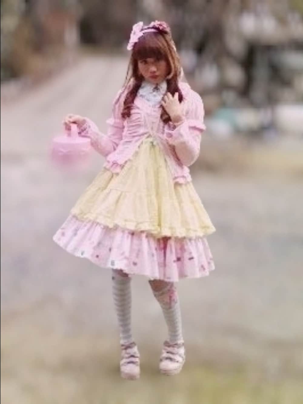 「さらっと晴れやかスナップ、巻き髪、茶髪、パッツン前髪、姫カット、つけ襟、カットカーディガン、パフスリーブ、BABY, THE STARS SHINE BRIGHT、ベビードール、ギャザースカート、metamorphose temps de fille、バニティバッグ、ロリータ、ロリィタ」｜「Handmadeのハンドメイド(個人作)/トッピング付きアイスクリームモチーフリング（リング、ピンク系）」を使った、✞𝔪𝖎𝖈𝖍𝖊𝖙𝖙𝖊✞さん（骨格ストレート・レディース・163cm）の夏コーディネートの1枚目の写真
