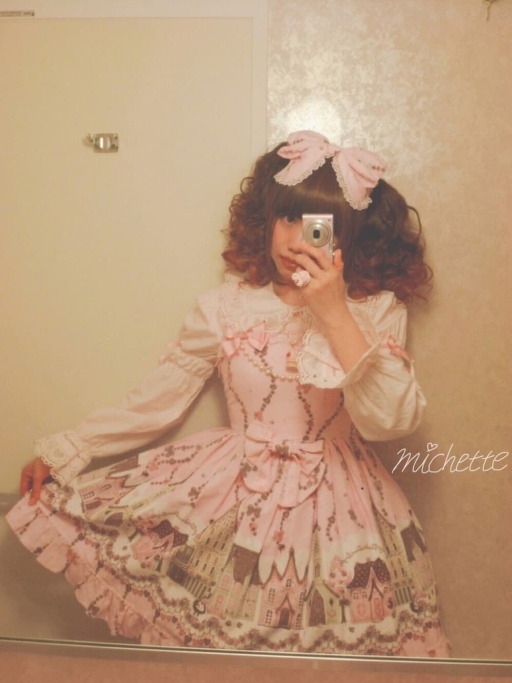 「リボンカチューシャ、お菓子柄、お菓子の家、スイーツモチーフ、Chocolate Fascinate Fairytale、BABY, THE STARS SHINE BRIGHT、ツインテール、長袖ブラウス、ロリータ、ロリィタ」｜「Ribbon HolicのRibbon Holic/ホイップサンド ケーキネックレス(ゴールド系)（ネックレス、その他）」を使った、✞𝔪𝖎𝖈𝖍𝖊𝖙𝖙𝖊✞さん（レディース・162cm）の秋コーディネートの1枚目の写真