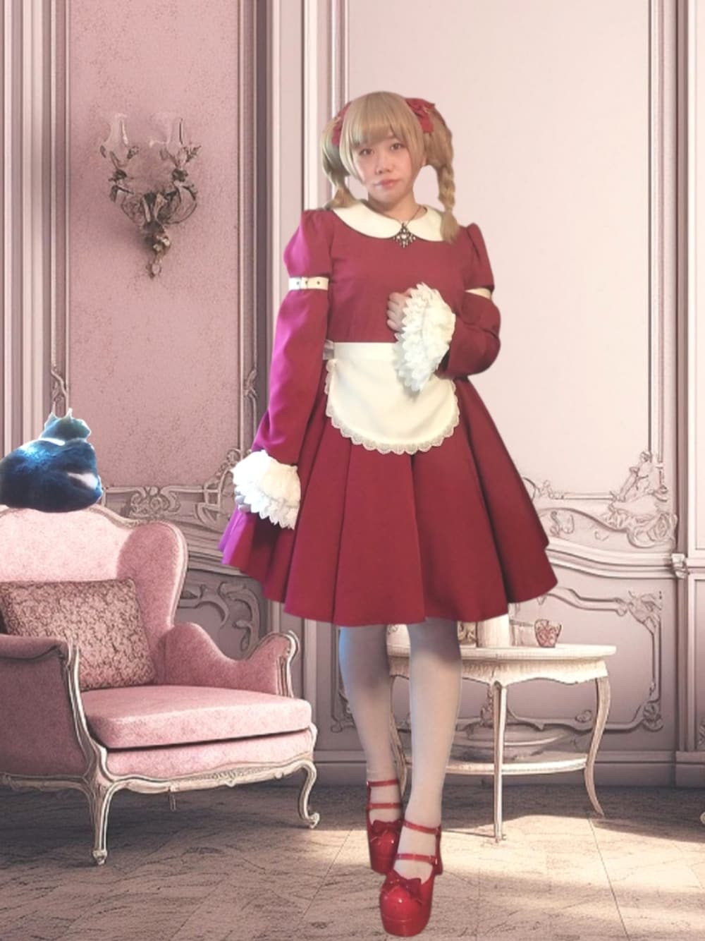 レッド系のワンピース、レッド系のパンプス、レッド系のシューズアクセサリーを着用したレディースの春コーディネートの1枚目の写真