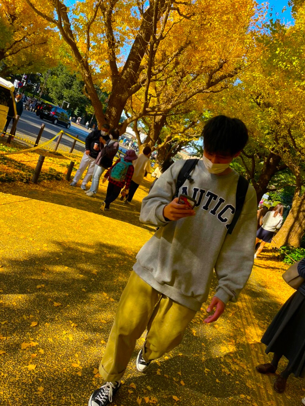 「外苑前銀杏並木、ビッグシルエット、ストリート、お洒落さんとつながりたい、大学生、秋コーデ、スウェット、converse、チノパン、ノーティカ、古着、イチョウ並木」｜「NAUTICAのアイテム（スウェット、グレー系）」を使った、サラテドゥルーラさん（メンズ・185cm）の冬コーディネートの1枚目の写真