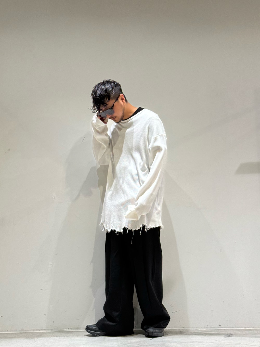 「秋コーデ、ancellm、TOIRONIER、SALOMON、GARDEN TOKYO、gardenosaka、wujicjo、お出かけコーデ、gtx」｜「ToironierのToironier/トワロニエ/2Tuck Wide Pants（スラックス、ブラック系）」を使った、GARDEN  takumiさん（メンズ・167cm）の秋コーディネートの1枚目の写真
