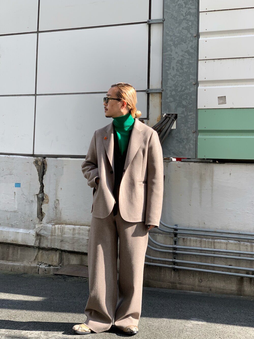 「休日コーデ、シンプルスタイル、きれいめカジュアル、カジュアル、いいね、save、フォローお願いします🤑、sunsea、GARDEN TOKYO、gardenosaka、TOIRONIER、タートルネック、グリーン」｜「SUNSEAのアイテム（ジャケット/アウター、ベージュ系）」を使った、GARDEN  takumiさん（メンズ・167cm）の冬コーディネートの1枚目の写真