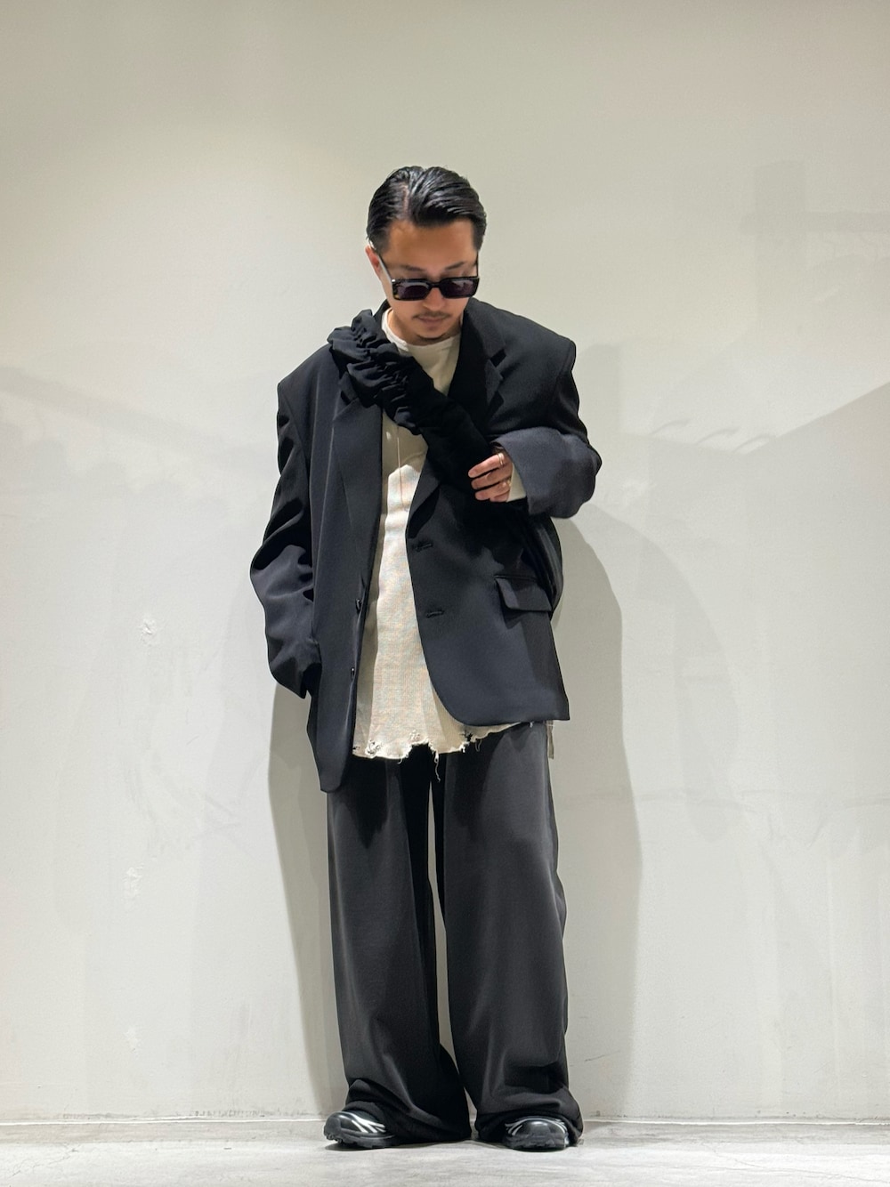 「サングラス、白Tシャツ、ゆるコーデ、キレイめカジュアル、ジャケット、GARDEN TOKYO、gardenosaka、ouat、TOIRONIER、今日のコーデ、ancellm、大人コーデ、スウェットパンツ、スニーカー、メンズファッション」｜「ToironierのToironier/トワロニエ/2tuck Sweat Pants（その他パンツ、グレー系）」を使った、GARDEN  takumiさん（メンズ・167cm）の夏コーディネートの1枚目の写真
