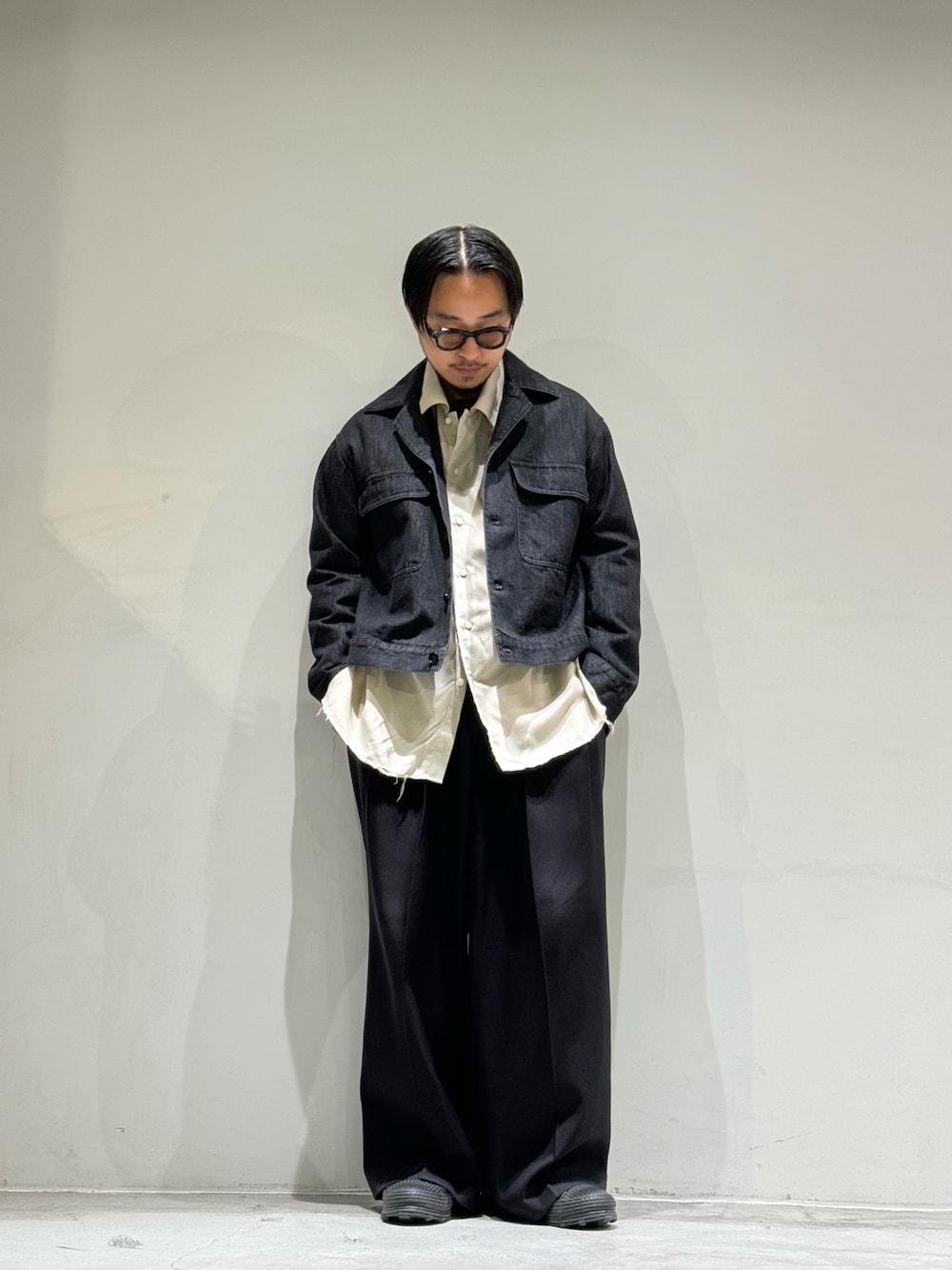 「春コーデ、今日のコーデ、シンプルスタイル、アメカジ、トラッカージャケット、デニム、TOIRONIER、ancellm、春アウター、denim、おでかけコーデ、シャツスタイル、シンプル、GARDEN TOKYO、gardenosaka」｜「ToironierのToironier/トワロニエ/STA-P G-Jacket（ブルゾン、ブラック系）」を使った、GARDEN  takumiさん（メンズ・167cm）の春コーディネートの1枚目の写真
