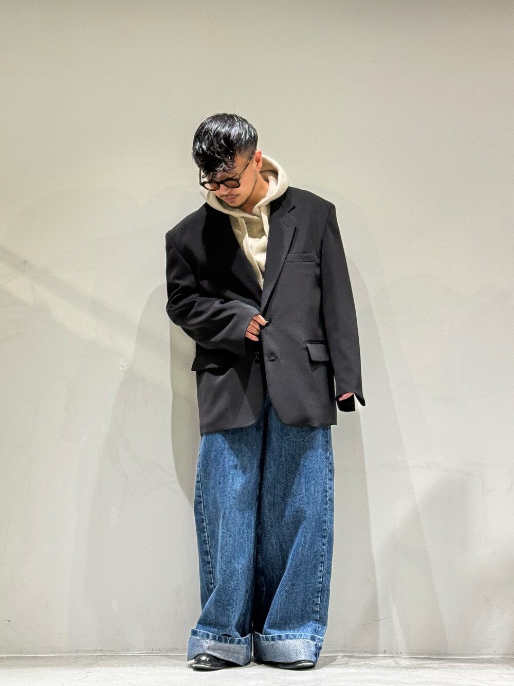 「メンズファッション、休日コーデ、シンプルコーデ、大人カジュアル、GARDEN TOKYO、gardenosaka、オーバーサイズ、TOIRONIER、denim、ワイドデニム」｜「GARDEN TOKYOのhayha lamka/ヘイヘ ラムカ/HIDE JACKET（テーラードジャケット、ブラック系）」を使った、GARDEN  takumiさん（メンズ・167cm）の冬コーディネートの1枚目の写真
