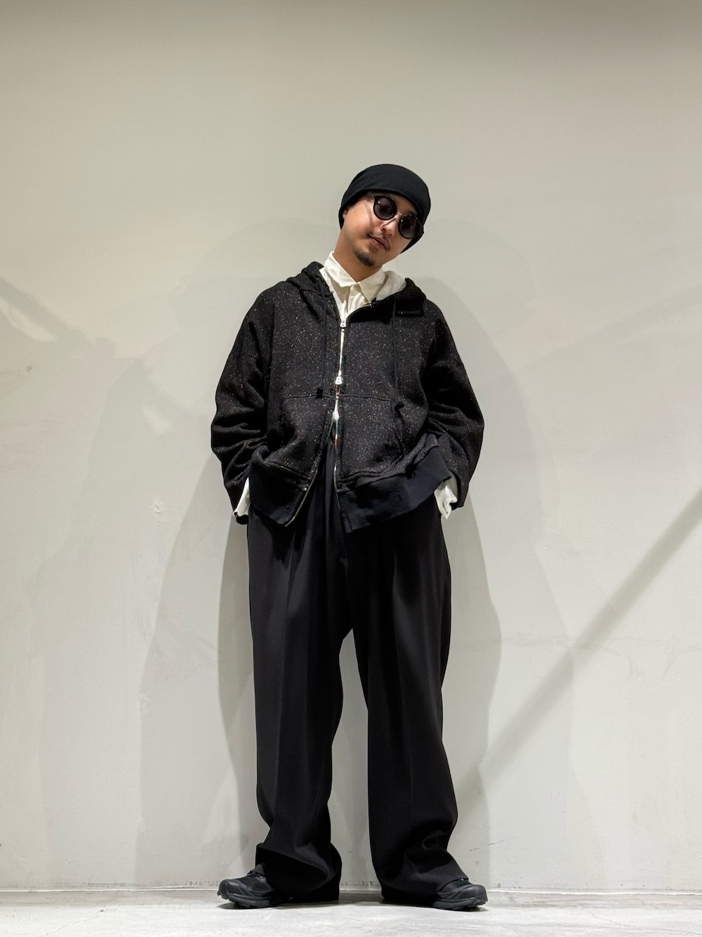「春めき満開コーデ、春色、ラメ、パーカー、スラックス、黒、GARDEN TOKYO、gardenosaka、ancellm、SALOMON、オトナカジュアル、カジュアルコーデ、ラフ」｜「GARDEN TOKYOのhayha lamka/ヘイヘ ラムカ/hayha lamka HIDE PANTS（スラックス、ブラック系）」を使った、GARDEN  takumiさん（メンズ・167cm）の春コーディネートの1枚目の写真