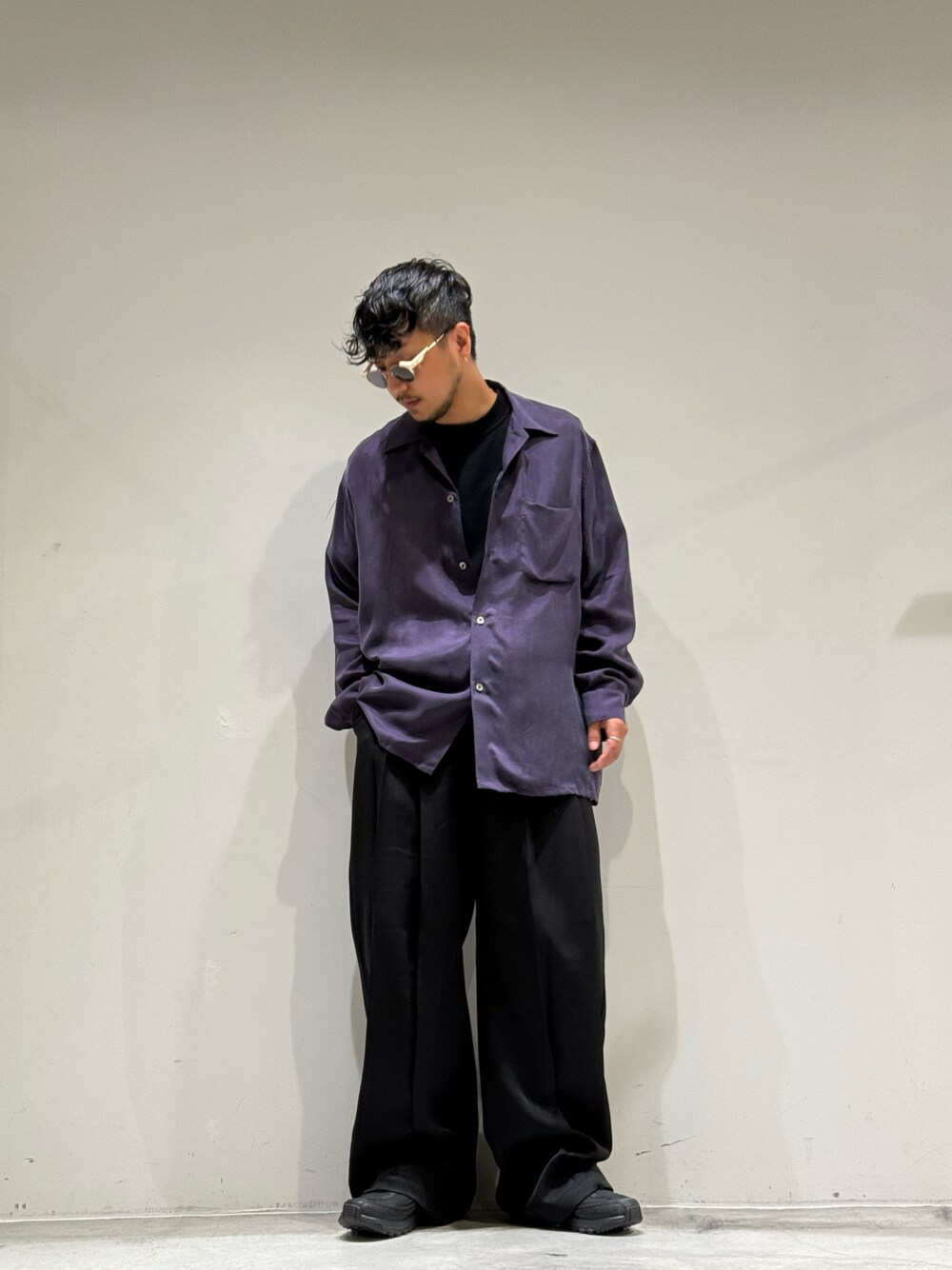 「秋コーデ、シャツスタイル、メンズファッション、シンプルスタイル、GARDEN TOKYO、gardenosaka、カジュアルコーデ、TOIRONIER、URU、メガネ男子」｜「ToironierのToironier/トワロニエ/2Tuck Wide Pants（スラックス、ブラック系）」を使った、GARDEN  takumiさん（メンズ・167cm）の秋コーディネートの1枚目の写真