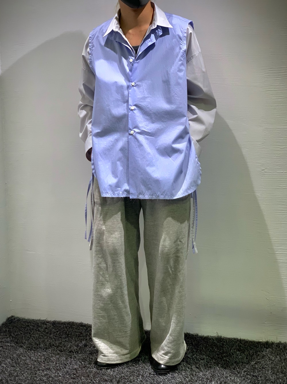 シルバー系のシャツ/ブラウス、ブルー系のシャツ/ブラウスを着用したメンズの春コーディネートの1枚目の写真