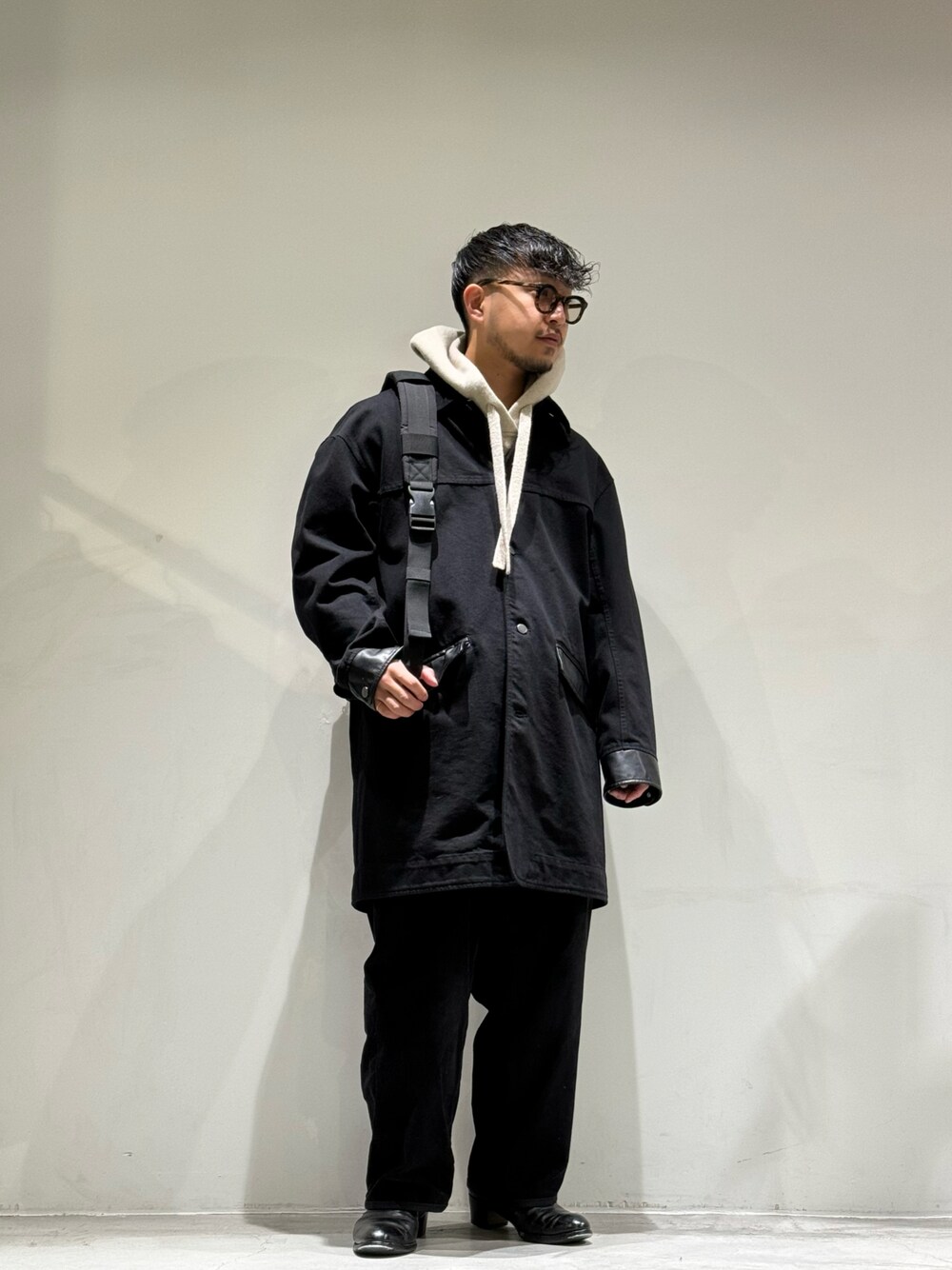 「メンズファッション、休日コーデ、シンプルコーデ、coat、黒、コート、GARDEN TOKYO、gardenosaka、TOIRONIER、leyuccas」｜「ToironierのToironier/トワロニエ/COAT（ステンカラーコート、ブラック系）」を使った、GARDEN  takumiさん（メンズ・167cm）の冬コーディネートの1枚目の写真