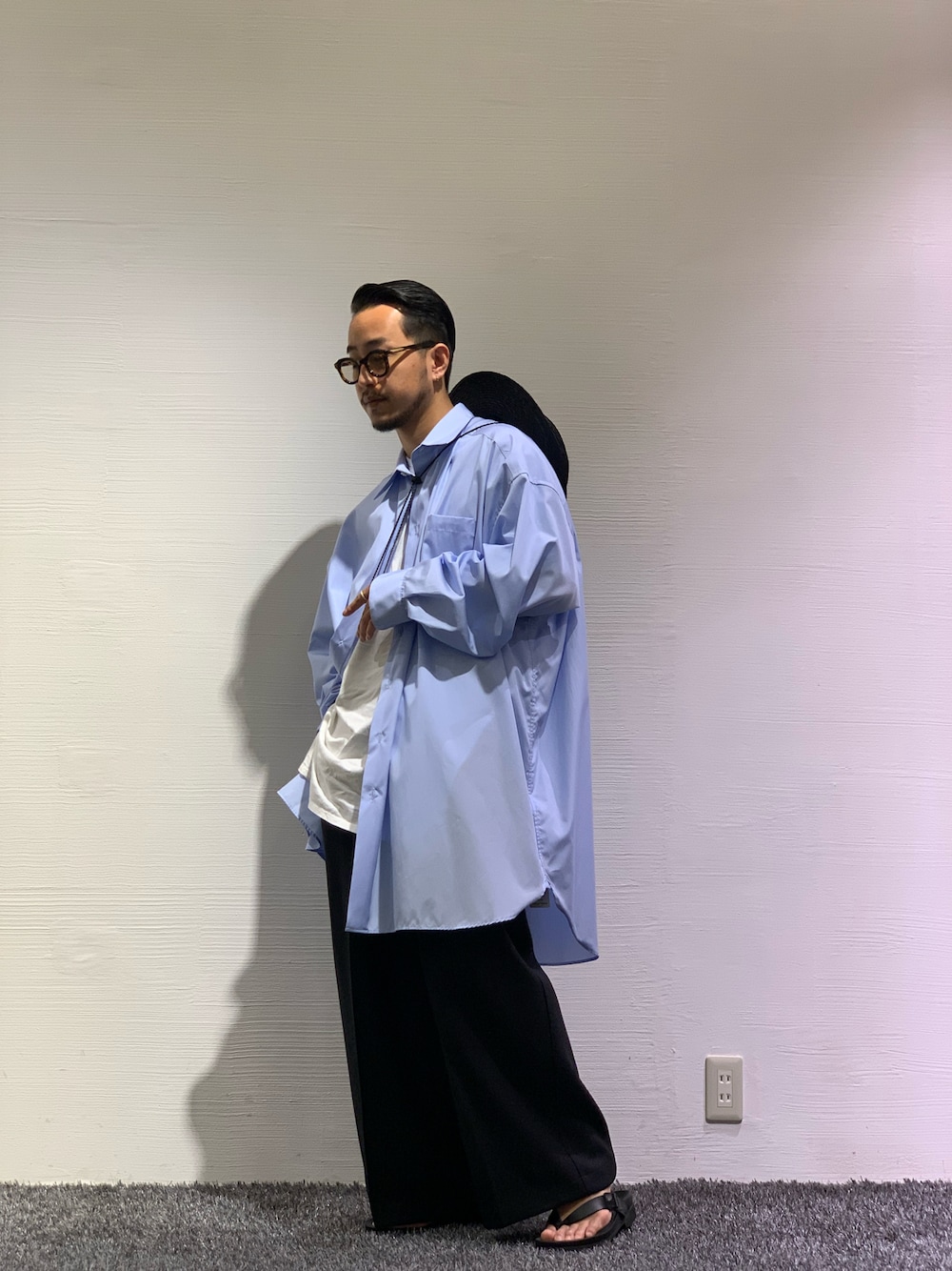 「みんなの白Tフェス、夏、カジュアルコーデ、シンプルコーデ、シャツスタイル、メンズファッション、シャツ、TOIRONIER、GARDEN TOKYO、gardenkobe、夏服」｜「ToironierのToironier/トワロニエ/2tuck Tapered Pants（スラックス、ブラック系）」を使った、GARDEN  takumiさん（メンズ・167cm）の夏コーディネートの1枚目の写真