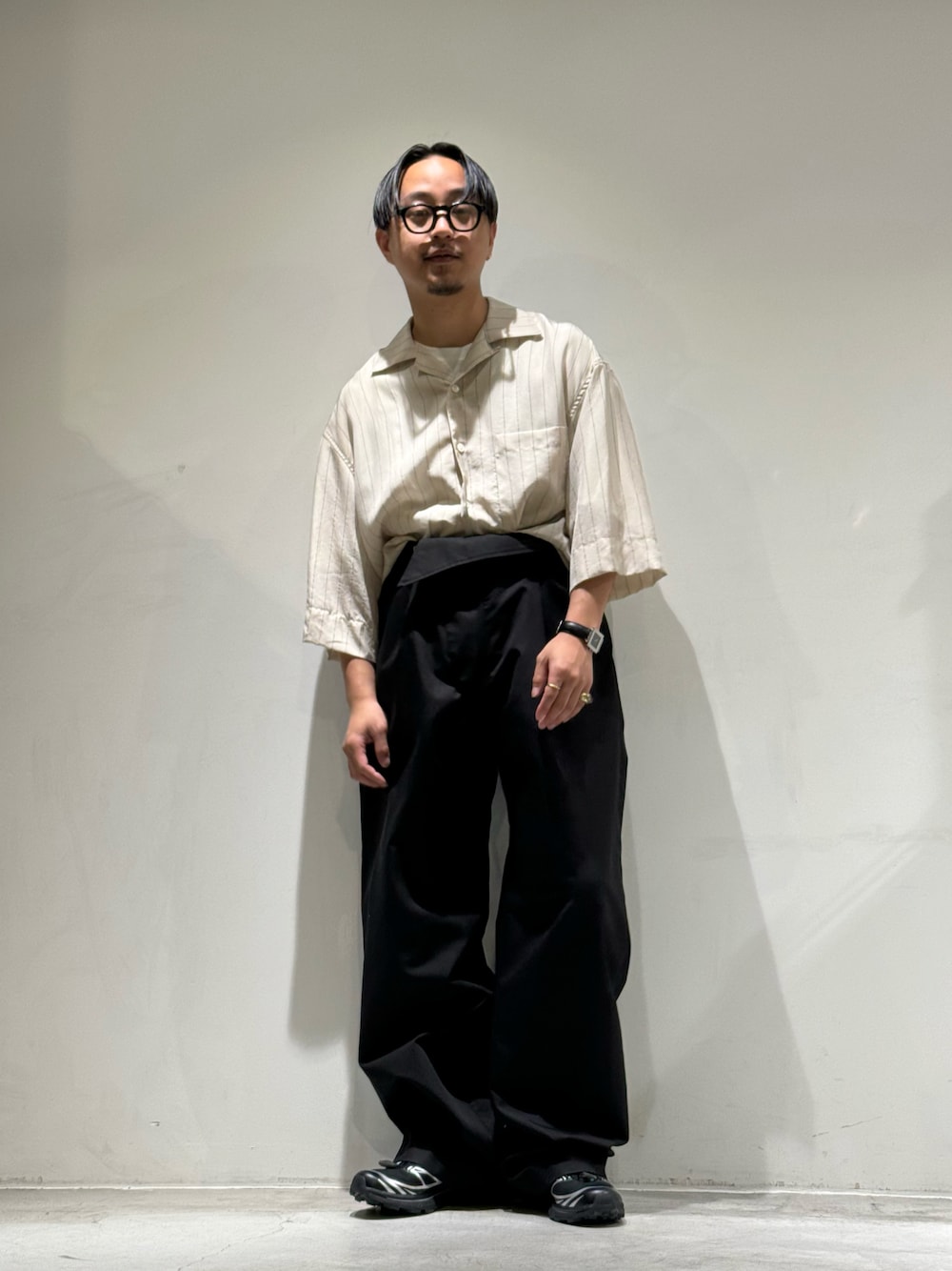 「レイヤードスタイル、ストライプシャツ、夏コーデ、大人カジュアルコーデ、シンプルスタイル、GARDEN TOKYO、gardenosaka、kiko kostadinov、TOIRONIER、SALOMON、シャツスタイル、スラックス、サロモン」｜「SALOMONのSALOMON/サロモン/XT-6 GTX L47450600/ BLACK/BLACK/FTW SILVER（スニーカー、ブラック系）」を使った、GARDEN  takumiさん（メンズ・167cm）の夏コーディネートの1枚目の写真