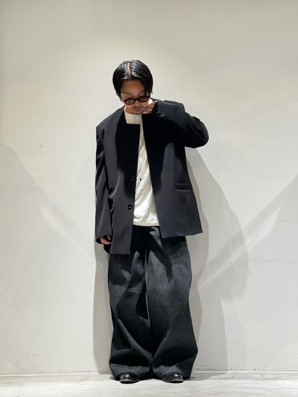 「白シャツ、ジャケット、最近のいい感じコーデ、モノトーン、GARDEN TOKYO、gardenosaka、TOIRONIER、hayhalamka」｜「ToironierのToironier/トワロニエ/Rigid Elephant Denim（デニムパンツ、ブラック系）」を使った、GARDEN  takumiさん（メンズ・167cm）の春コーディネートの1枚目の写真