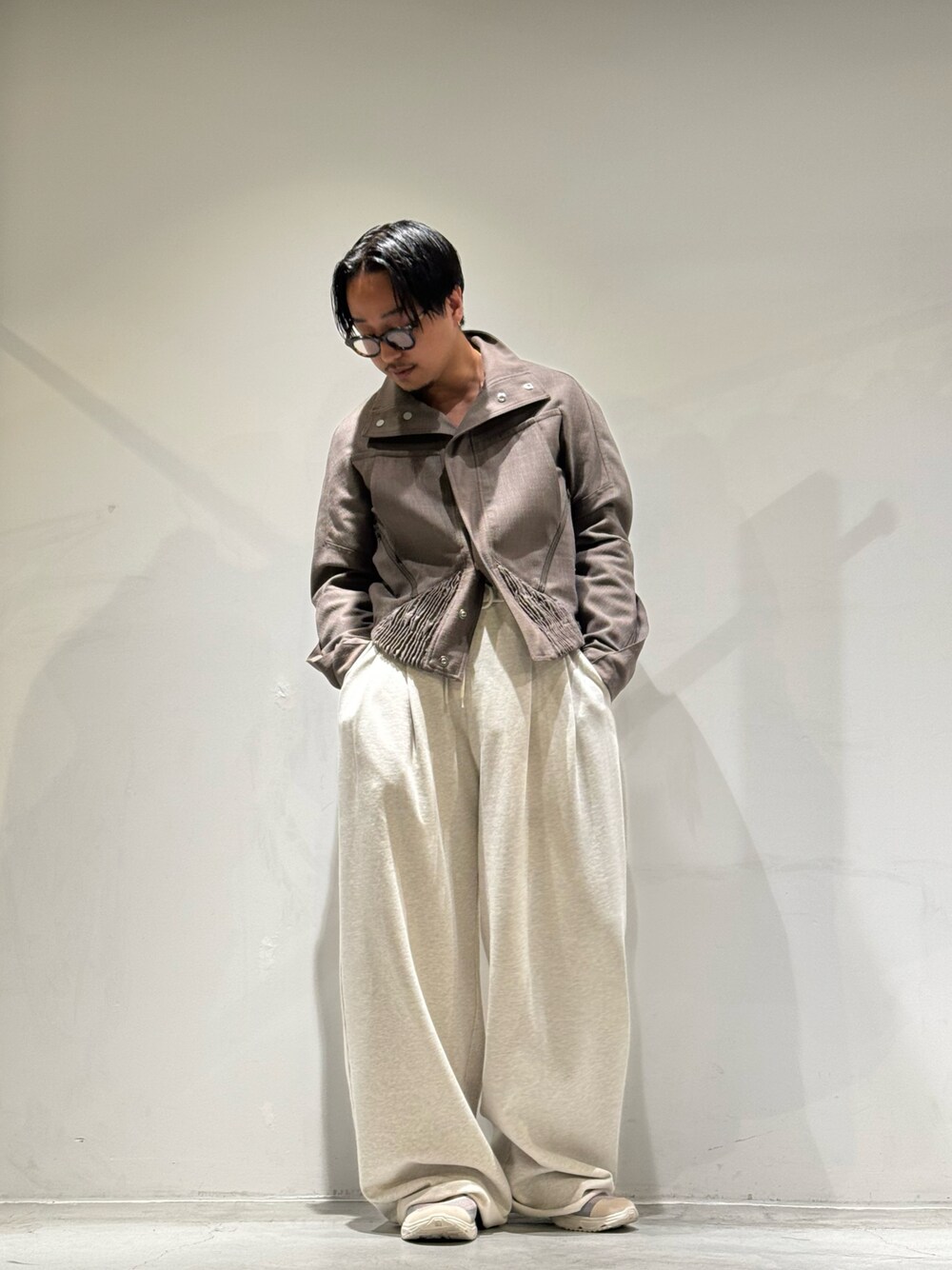 「最近のいい感じコーデ、ワイドパンツ、サンダル、kiko kostadinov、SALOMON、TOIRONIER、GARDEN TOKYO、gardenosaka、春服コーデ、スウエット、スウェットパンツ、大人コーデ、スニーカーコーデ、今日のコーデ、ジャケット」｜「ToironierのToironier/トワロニエ/2tuck Sweat Pants（スウェットパンツ、シルバー系）」を使った、GARDEN  takumiさん（メンズ・167cm）の春コーディネートの1枚目の写真