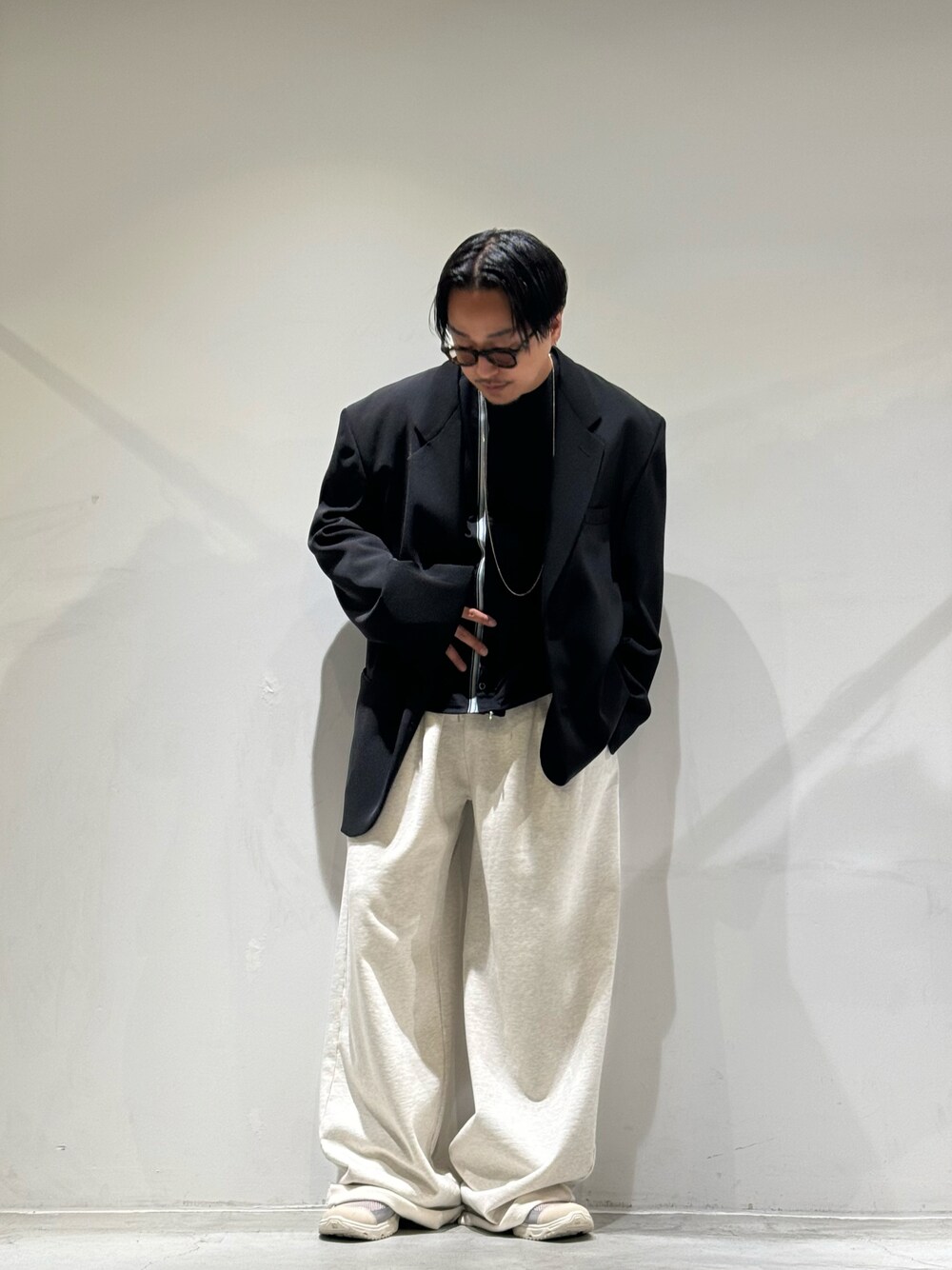 「最近のいい感じコーデ、サングラス、ワイドパンツ、サンダル、春服コーデ、ジャケット、オーバーサイズ、モノトーン、kiko kostadinov、TOIRONIER、SALOMON、GARDEN TOKYO、gardenosaka、今日のコーデ、スウェット」｜「ToironierのToironier/トワロニエ/2tuck Sweat Pants（スウェットパンツ、シルバー系）」を使った、GARDEN  takumiさん（メンズ・167cm）の春コーディネートの1枚目の写真
