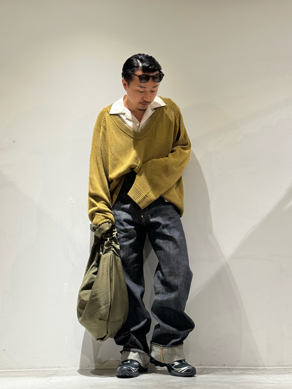 「デニム、サングラス、スポーツミックス、オープンカラーシャツ、大人カジュアル、お洒落さんとつながりたい、ootd、ニット、ancellm、デニムパンツ、T.T、TAIGA TAKAHASHI、GARDEN TOKYO、gardenosaka、スニーカー」｜「T.Tのアイテム（デニムパンツ、ブルー系）」を使った、GARDEN  takumiさん（メンズ・167cm）の夏コーディネートの1枚目の写真