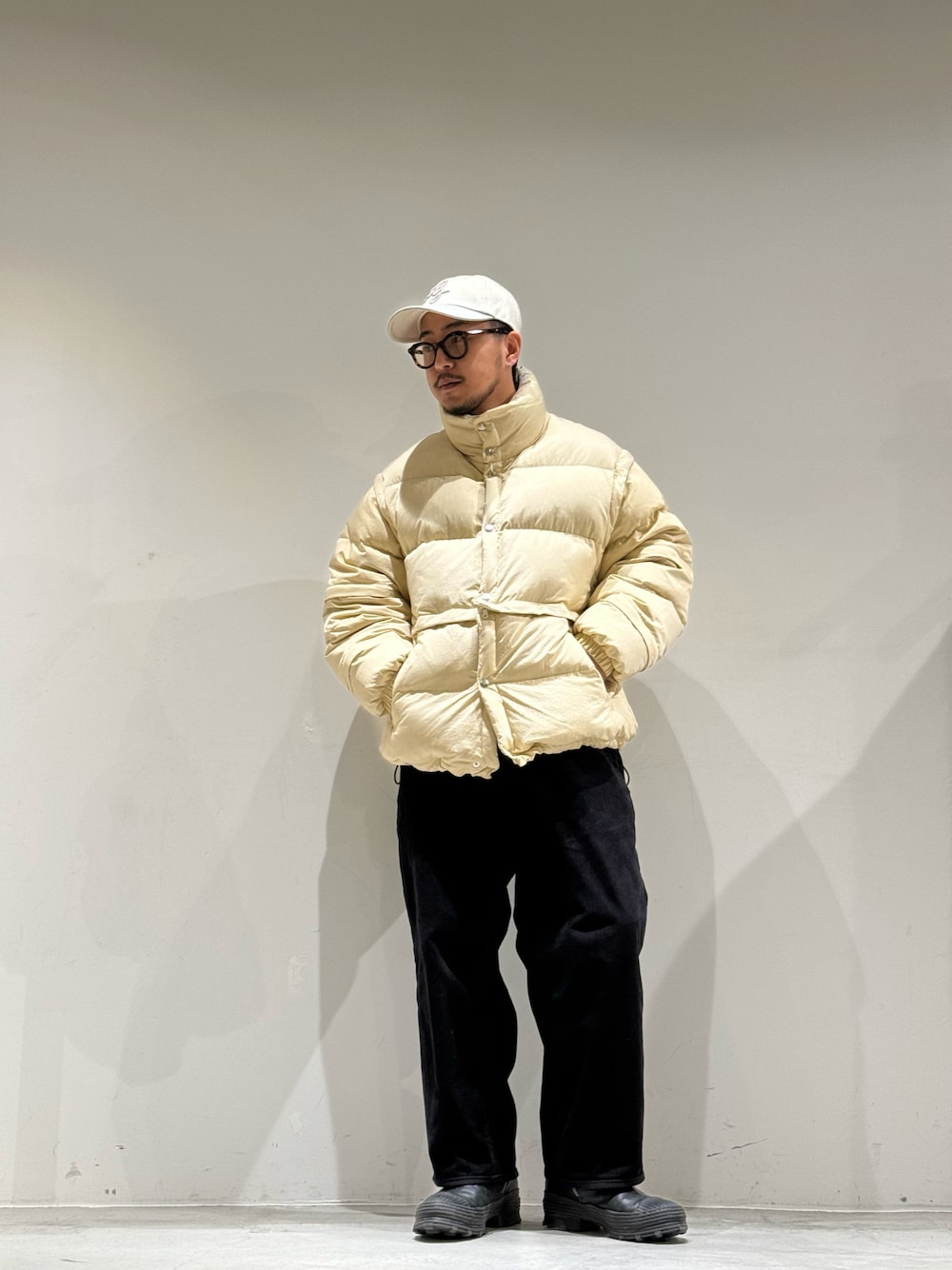 「ファッションを楽しもう、秋コーデ、おでかけコーデ、ダウンジャケット、yoke、gardenosaka、GARDEN TOKYO、ビッグシルエット、白ダウン、冬アウター、シンプル」｜「YOKEのYOKE/ヨーク/MULTI DETACHABLE RV DOWN JKT（ダウンジャケット/コート、ホワイト系）」を使った、GARDEN  takumiさん（メンズ・167cm）の秋コーディネートの1枚目の写真