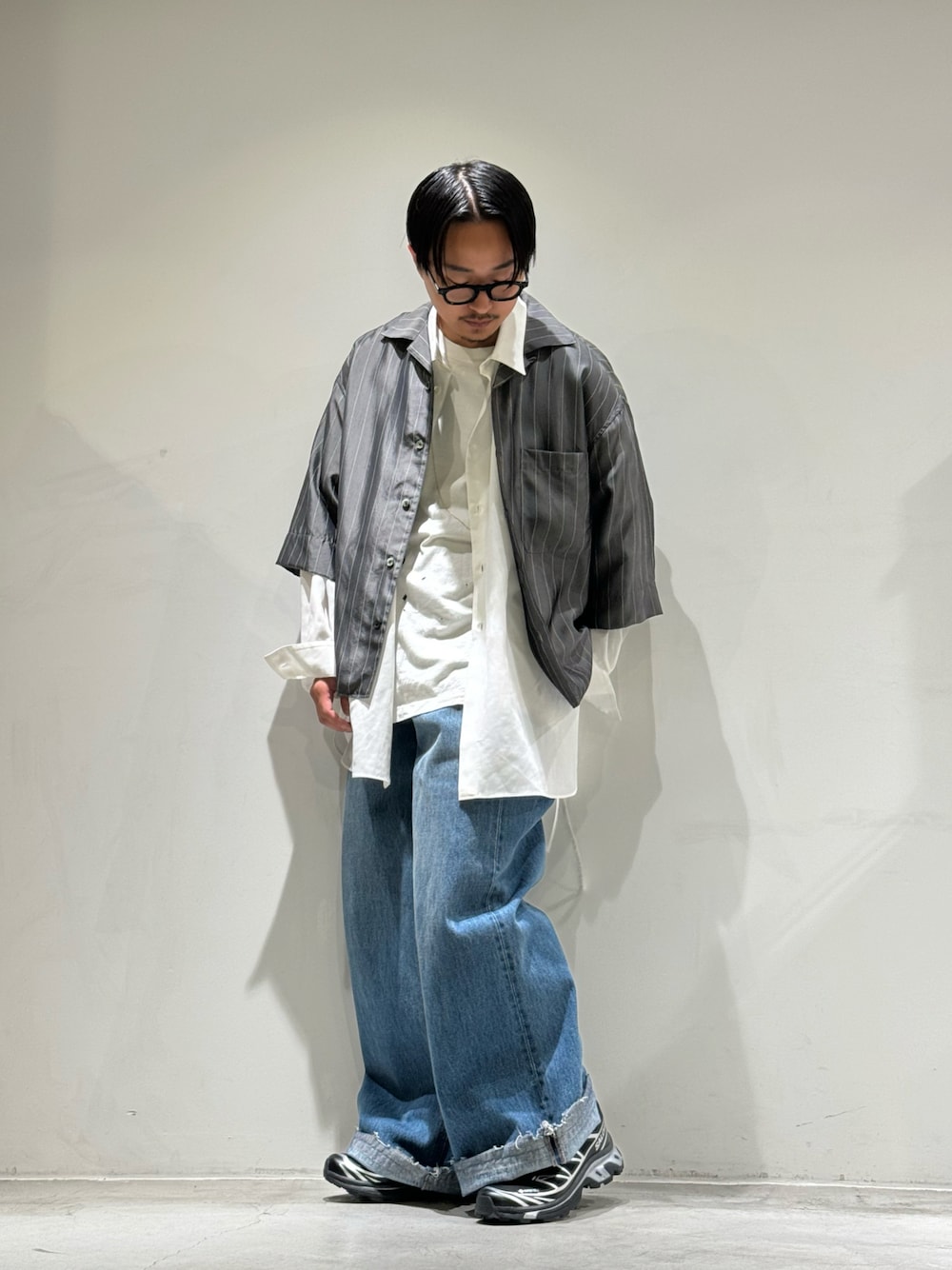 「レイヤードスタイル、ストライプシャツ、シャツスタイル、GARDEN TOKYO、gardenosaka、TOIRONIER、SALOMON、大人カジュアルコーデ、夏コーデ、デニム、ワイドパンツ、ワイドデニム、おしゃれさんと繋がりたい、スニーカー、スニーカーコーデ」｜「ToironierのToironier/トワロニエ/Elephant Denim（デニムパンツ、その他）」を使った、GARDEN  takumiさん（メンズ・167cm）の夏コーディネートの1枚目の写真
