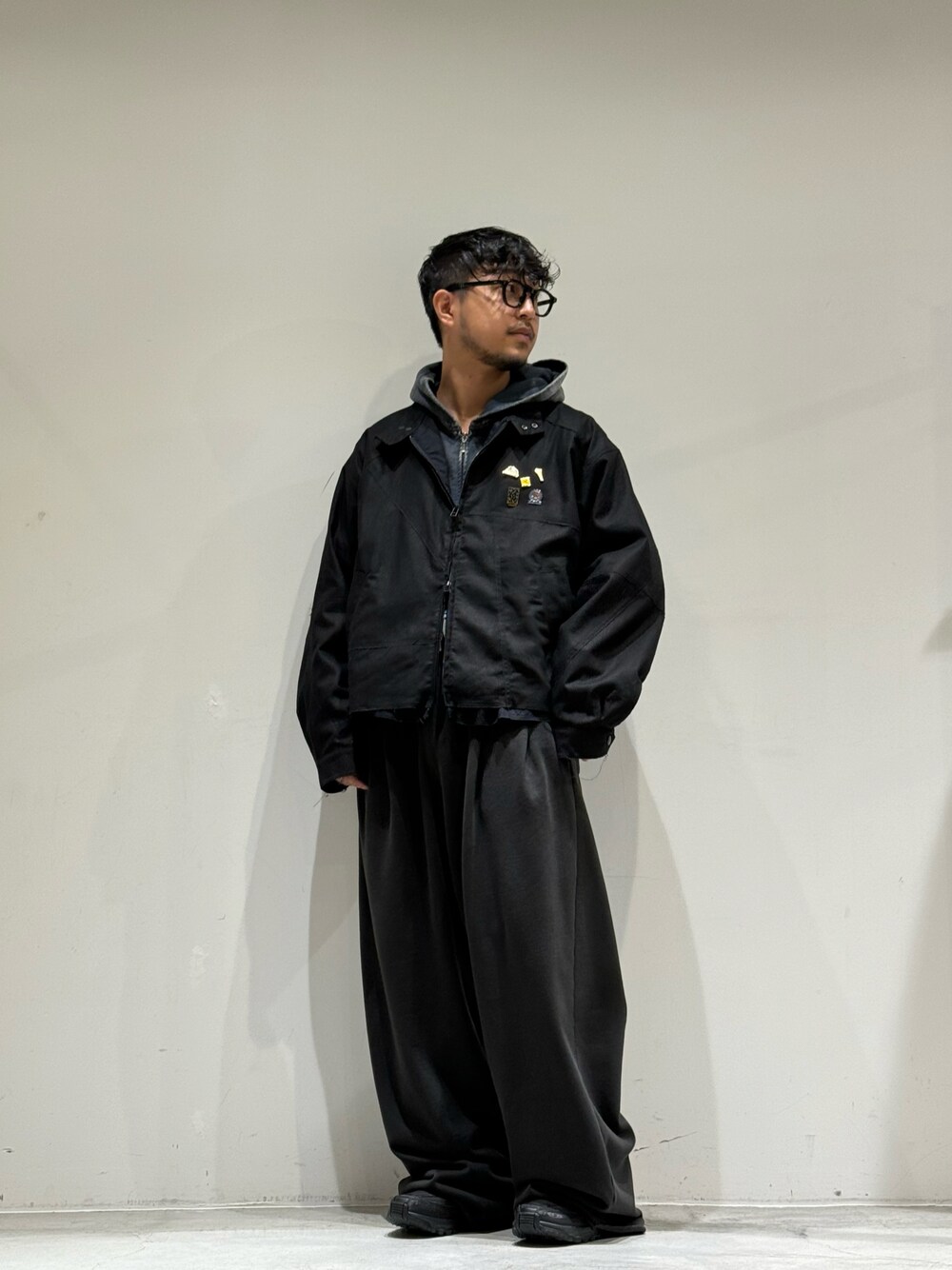 「レイヤードスタイル、秋っぽコーデ更新中、ブラック、GARDEN TOKYO、gardenosaka、ancellm、TOIRONIER、SALOMON、acs pro、黒」｜「ToironierのToironier/トワロニエ/2tuck Sweat Pants（スウェットパンツ、グレー系）」を使った、GARDEN  takumiさん（メンズ・167cm）の秋コーディネートの1枚目の写真